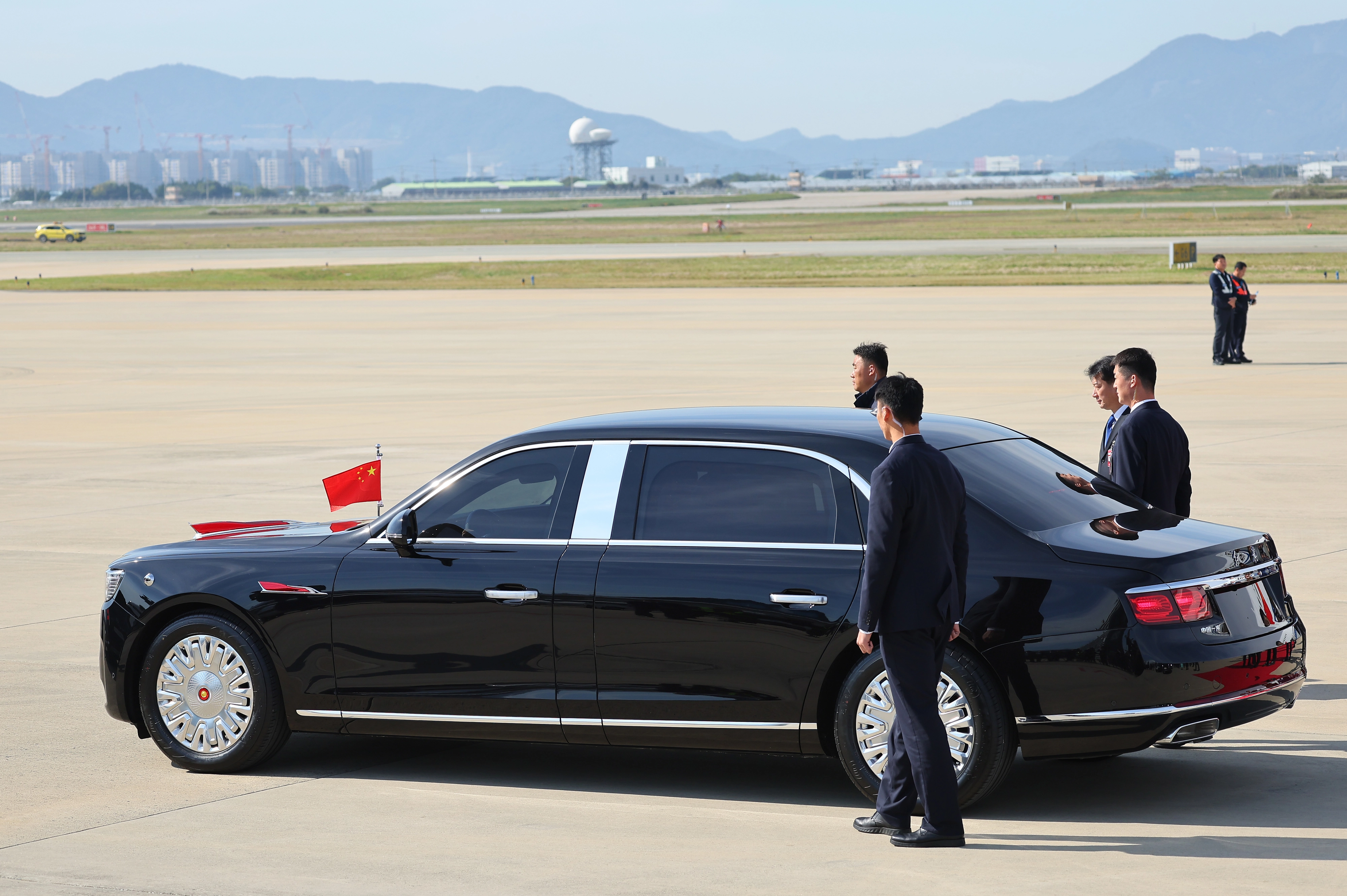 시진핑 중국 국가주석 전용 의전차량 ‘훙치’  시진핑 중국 국가주석의 2025년 경주 아시아태평양경제협력체(APEC) 정상회의 참석을 앞둔 30일 김해국제공항에 전용 의전 차량 훙치가 대기하고 있다. 2025.10.30 연합뉴스
