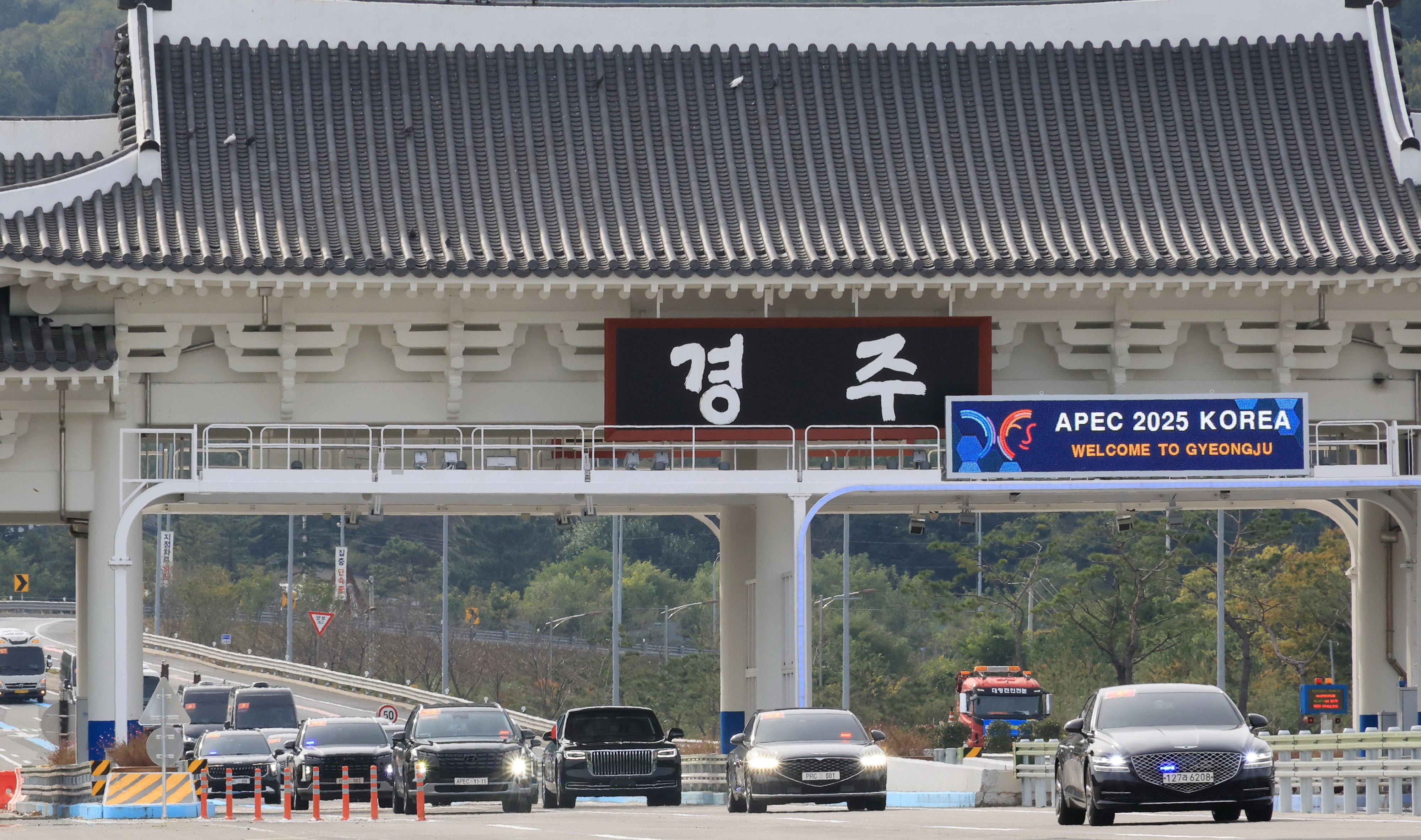 경주 요금소 지나는 시진핑 의전차량 행렬  30일 오후 시진핑 중국 국가주석의 의전차량 훙치(紅旗) 포함한 중국 측 차량 행렬이 경북 경주 요금소를 지나고 있다. 2025.10.30 연합뉴스