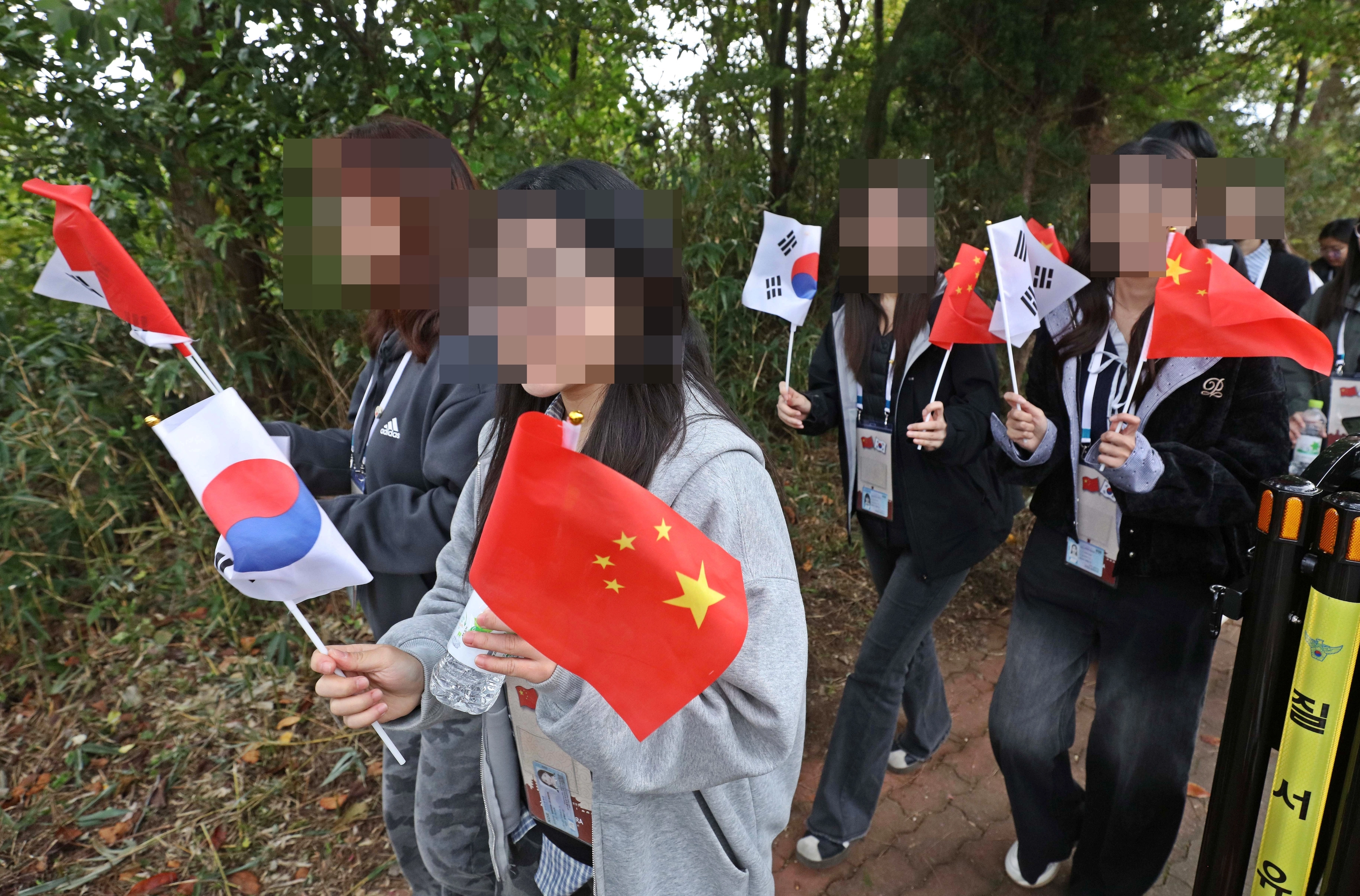 “한중 우호를 바랍니다”  2025 APEC 정상회의 참석을 위해 방한한 시진핑 중국 국가주석의 환영인파가 30일 오후 시 주석의 경북 경주시 숙소 앞에서 태극기와 오성홍기를 함께 흔들고 있다. 2025.10.30 연합뉴스