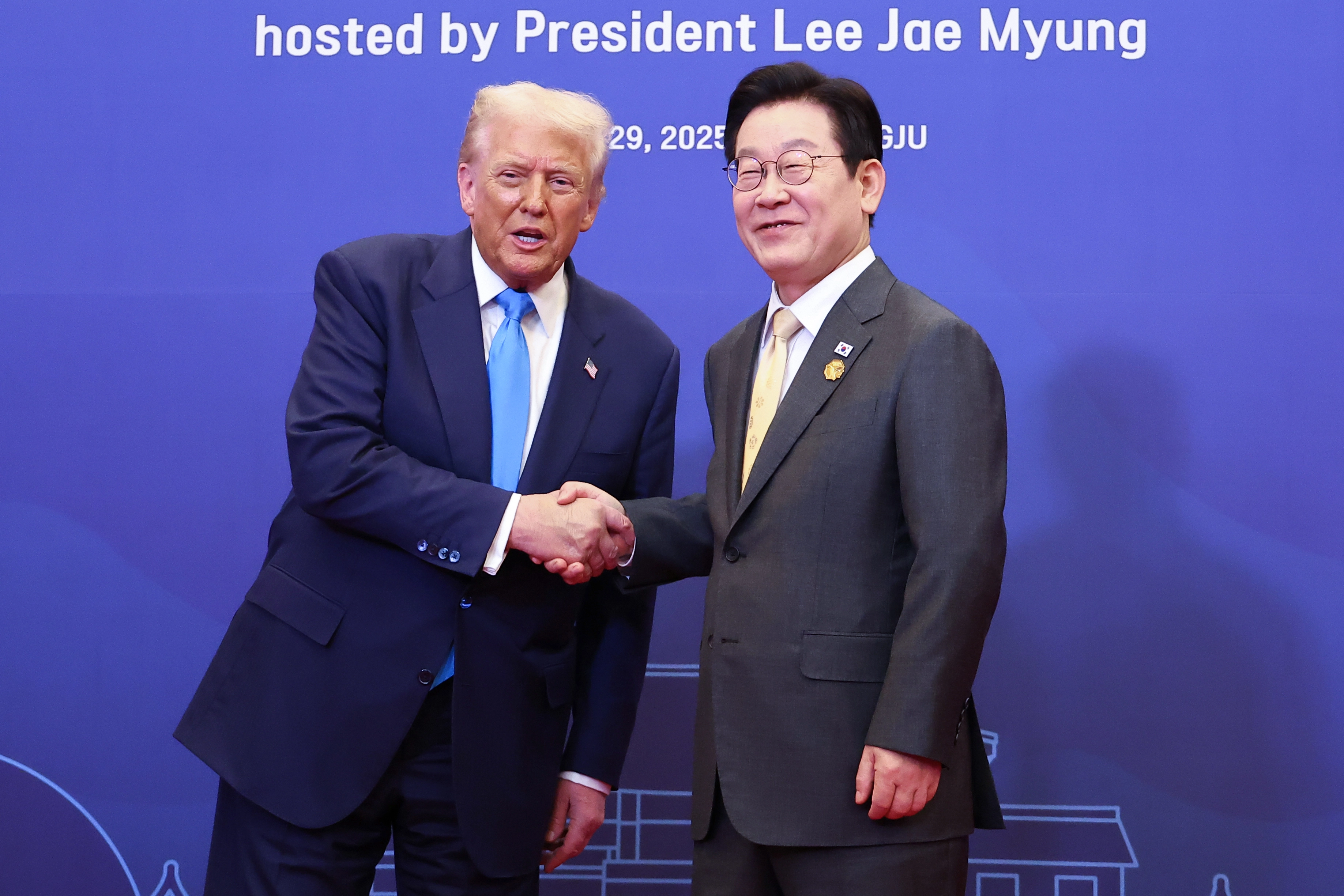 트럼프 대통령 영접하는 이재명 대통령  이재명 대통령이 29일 경북 경주 힐튼호텔 그랜드볼룸에서 열린 대통령 주최 정상 특별만찬에 앞서 도널드 트럼프 미국 대통령을 영접하고 있다. 2025.10.29 연합뉴스