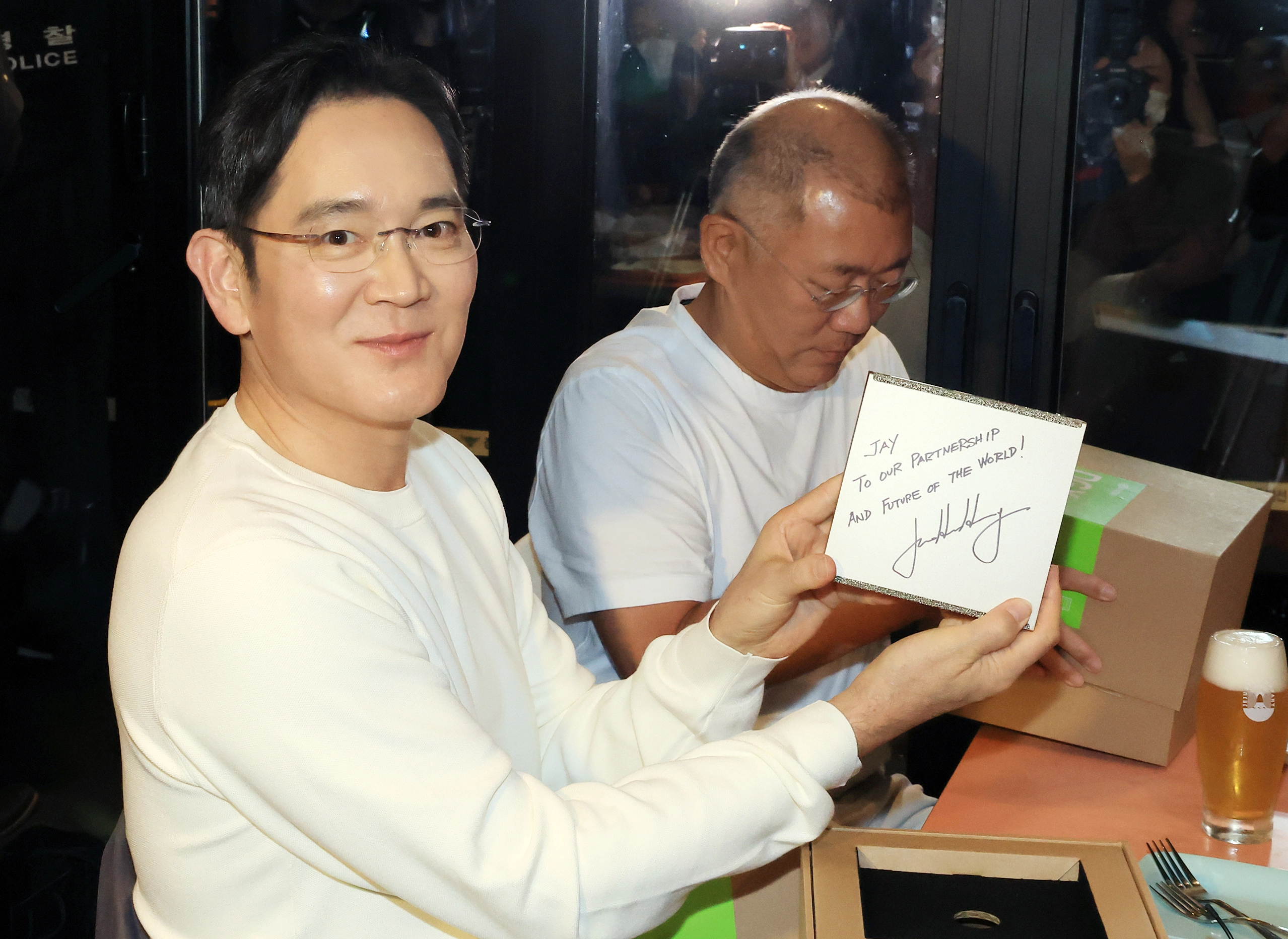 젠슨 황 회장에게 선물 받은 이재용 회장  이재용 삼성그룹 회장이 30일 오후 서울 강남구 삼성역 인근 깐부치킨 매장에서 정의선 현대차그룹 회장, 젠슨 황 엔비디아 최고경영자(CEO)과 치킨 회동 중 받은 선물을 공개하고 있다. 2025.10.30 공동취재