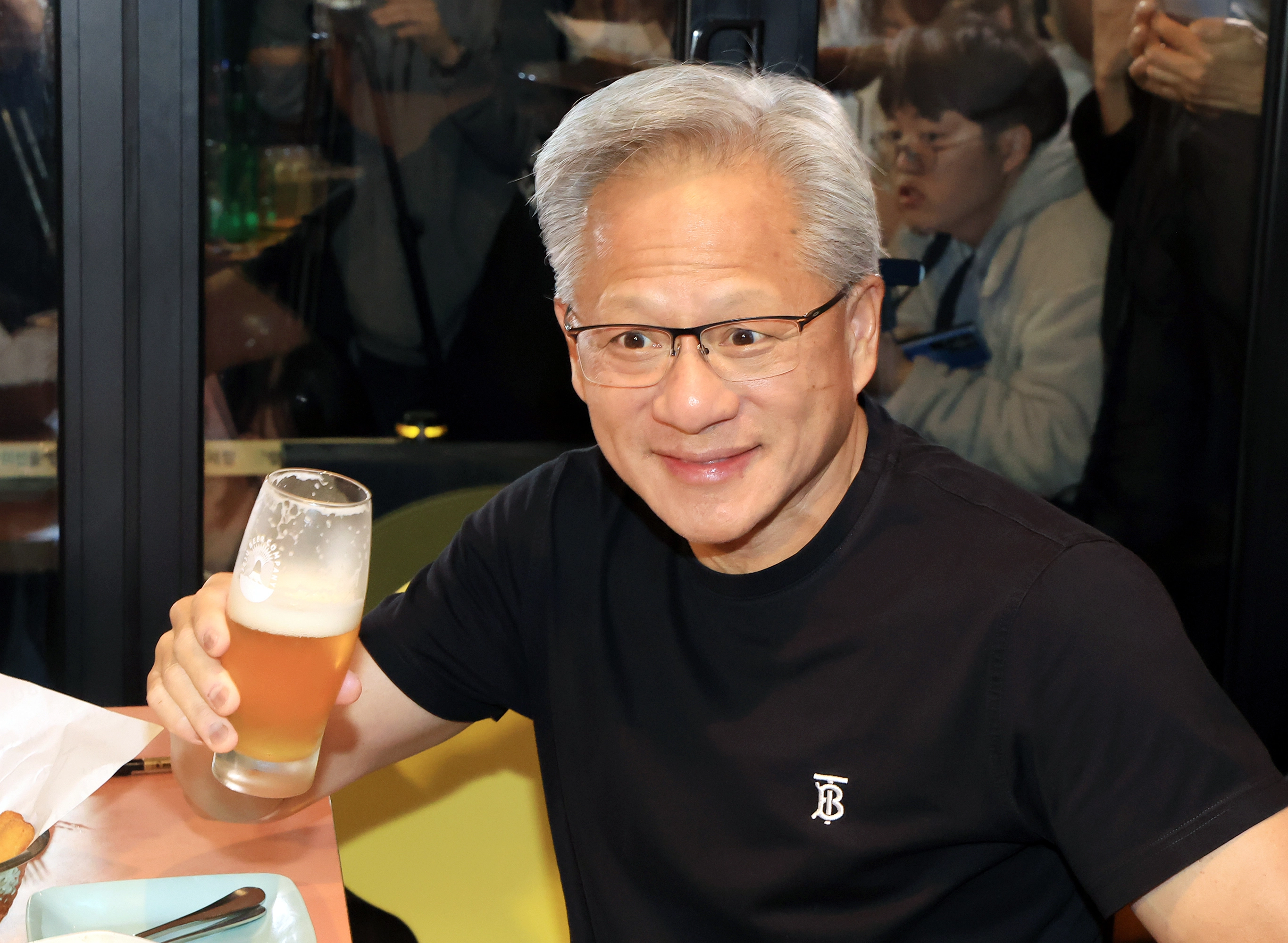 맥주잔 들고 있는 젠슨 황  젠슨 황 엔비디아 최고경영자(CEO)가 30일 오후 서울 강남구 삼성역 인근 깐부치킨 매장에서 이재용 삼성그룹 회장, 정의선 현대차그룹 회장과 치킨 회동을 하고 있다. 2025.10.30 뉴스1