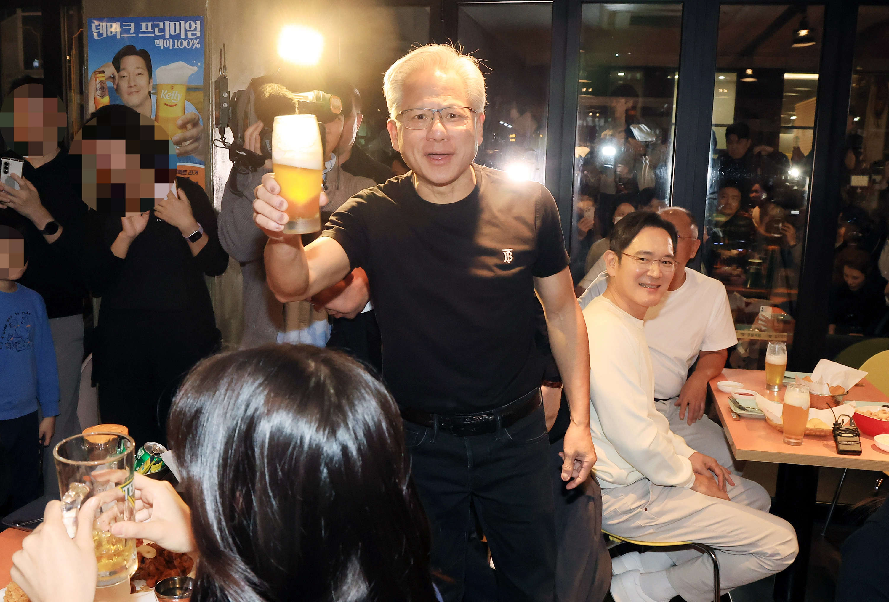 젠슨 황, 손님들과 치어스!  젠슨 황 엔비디아 최고경영자(CEO)가 30일 오후 서울 강남구 삼성역 인근 깐부치킨 매장에서 이재용 삼성그룹 회장, 정의선 현대차그룹 회장과 치킨 회동 중 내부 손님들과 잔을 부딪히고 있다. 2025.10.30 뉴스1