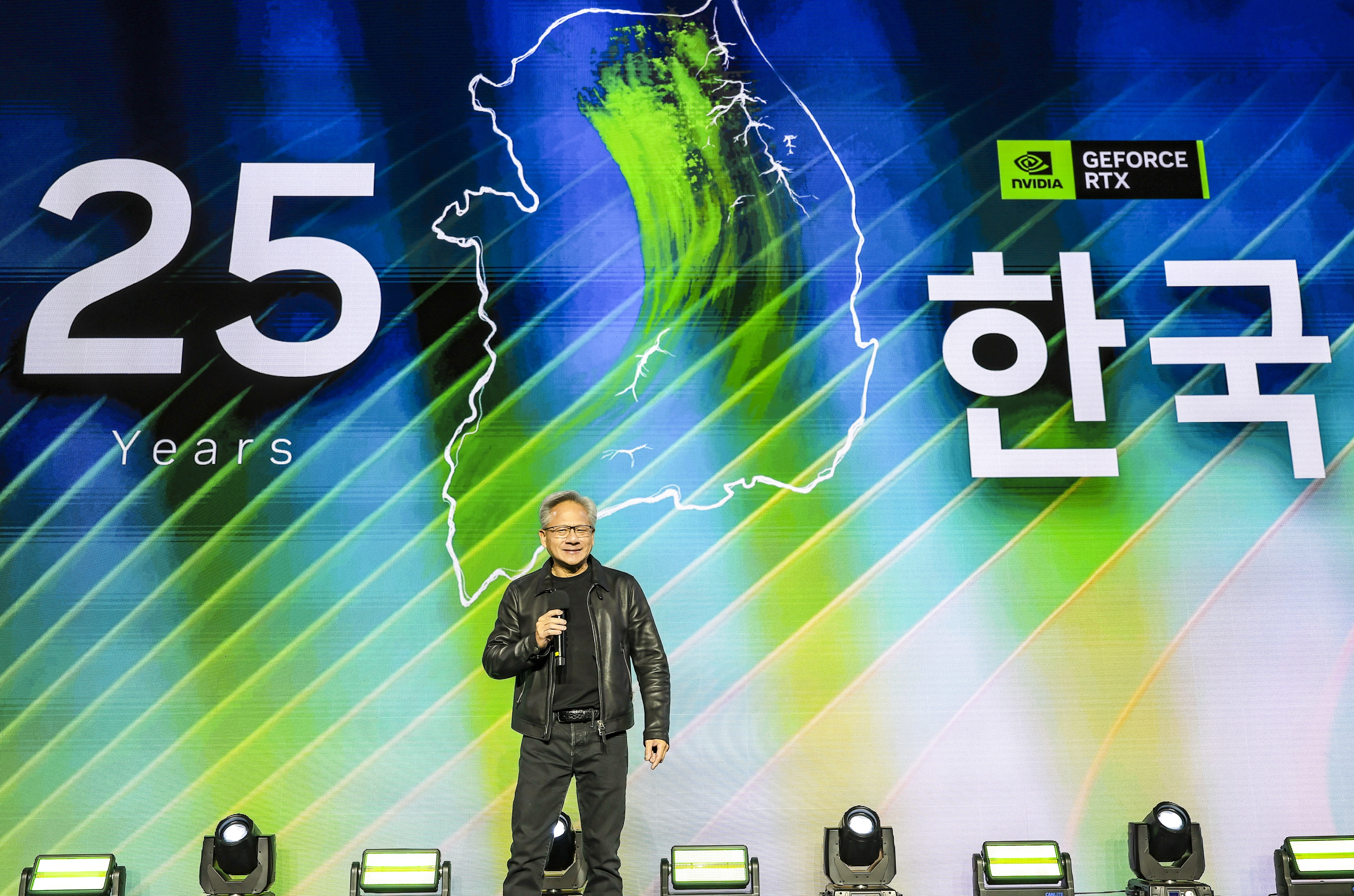 무대 오른 젠슨 황  젠슨 황 엔비디아 최고경영자가 30일 서울 코엑스에서 열린 엔비디아의 그래픽카드(GPU) ‘지포스’ 출시 25주년 행사에서 단상에 올라 발언하고 있다. 2025.10.30 공동취재