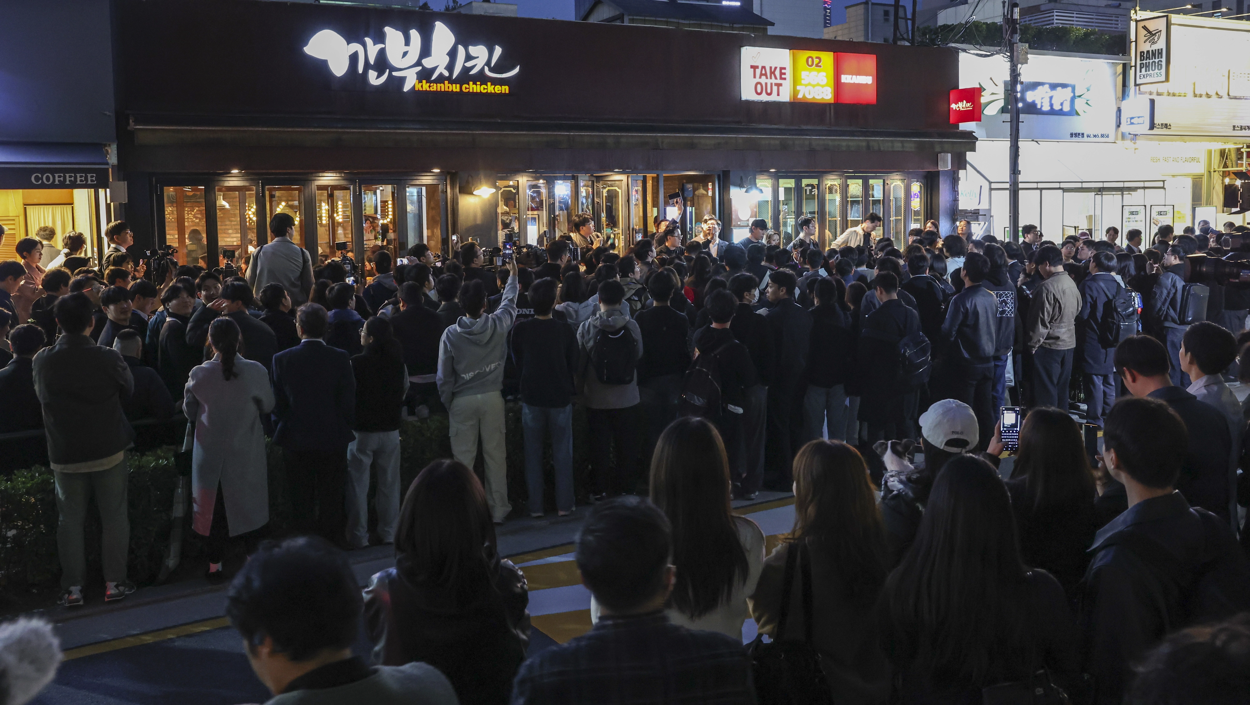 세 사람이 회동할 것으로 알려지자 가게 앞이 취재진과 시민들로 붐비고 있는 모습.
뉴스1