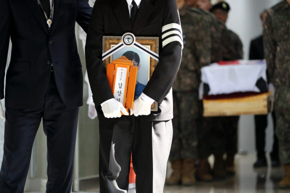 30일 오전 경기 성남시 국군수도병원 장례식장에서 엄수된 고(故) 김상현 이병의 영결식후 영정과 시신이 운구차로 이송되고 있다. 김 이병은 강원 인제군 12사단 52보병여단 33소초 일반전초(GOP) 부대에 전입한 지 한 달 만인 2022년 11월 28일 선임병들의 괴롭힘을 견디다 못해 초소에서 스스로 목숨을 끊었다. 2025.10.30. 연합뉴스