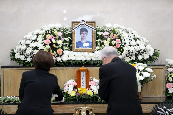 30일 오전 경기 성남시 국군수도병원 장례식장에서 엄수된 고(故) 김상현 이병의 영결식에서 군 사망사고 피해자 유가족이 분향 및 헌화하고 있다. 김 이병은 강원 인제군 12사단 52보병여단 33소초 일반전초(GOP) 부대에 전입한 지 한 달 만인 2022년 11월 28일 선임병들의 괴롭힘을 견디다 못해 초소에서 스스로 목숨을 끊었다. 2025.10.30. 연합뉴스