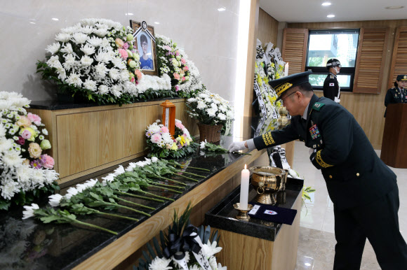 30일 오전 경기 성남시 국군수도병원 장례식장에서 엄수된 고(故) 김상현 이병의 영결식에서 조우제 육군 12사단장이 분향 및 헌화하고 있다. 김 이병은 강원 인제군 12사단 52보병여단 33소초 일반전초(GOP) 부대에 전입한 지 한 달 만인 2022년 11월 28일 선임병들의 괴롭힘을 견디다 못해 초소에서 스스로 목숨을 끊었다. 2025.10.30. 연합뉴스