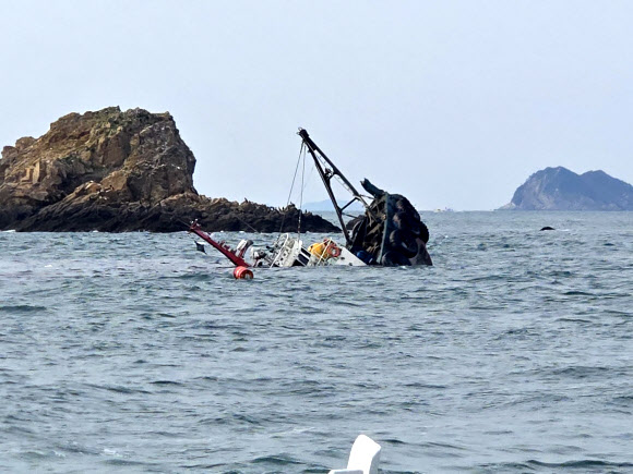 30일 오전 11시 33분께 충남 태안군 목개도 북서방 2㎞ 해상에서 154t급 예인선이 암초에 부딪혀 침몰했다. 사진은 침몰 한 예인선. 2025.10.30. 태안해경 제공