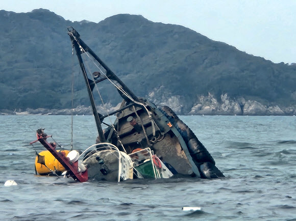 30일 오전 11시 33분께 충남 태안군 목개도 북서방 2㎞ 해상에서 154t급 예인선이 암초에 부딪혀 침몰했다. 사진은 침몰 한 예인선. 2025.10.30. 태안해경 제공