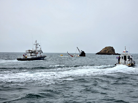 30일 오전 11시 33분께 충남 태안군 목개도 북서방 2㎞ 해상에서 154t급 예인선이 암초에 부딪혀 침몰했다. 사진은 침몰 사고 대응 중인 태안해경. 2025.10.30. 태안해경 제공