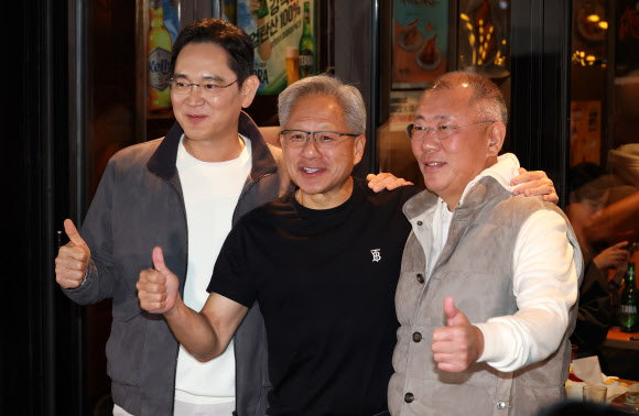 젠슨 황 엔비디아 최고경영자가 30일 서울 삼성동 한 치킨집에서 진행된 이재용 삼성전자 회장, 정의선 현대차그룹 회장과 회동을 마친 후 기념촬영을 하고 있다. 2025.10.30  공동취재
