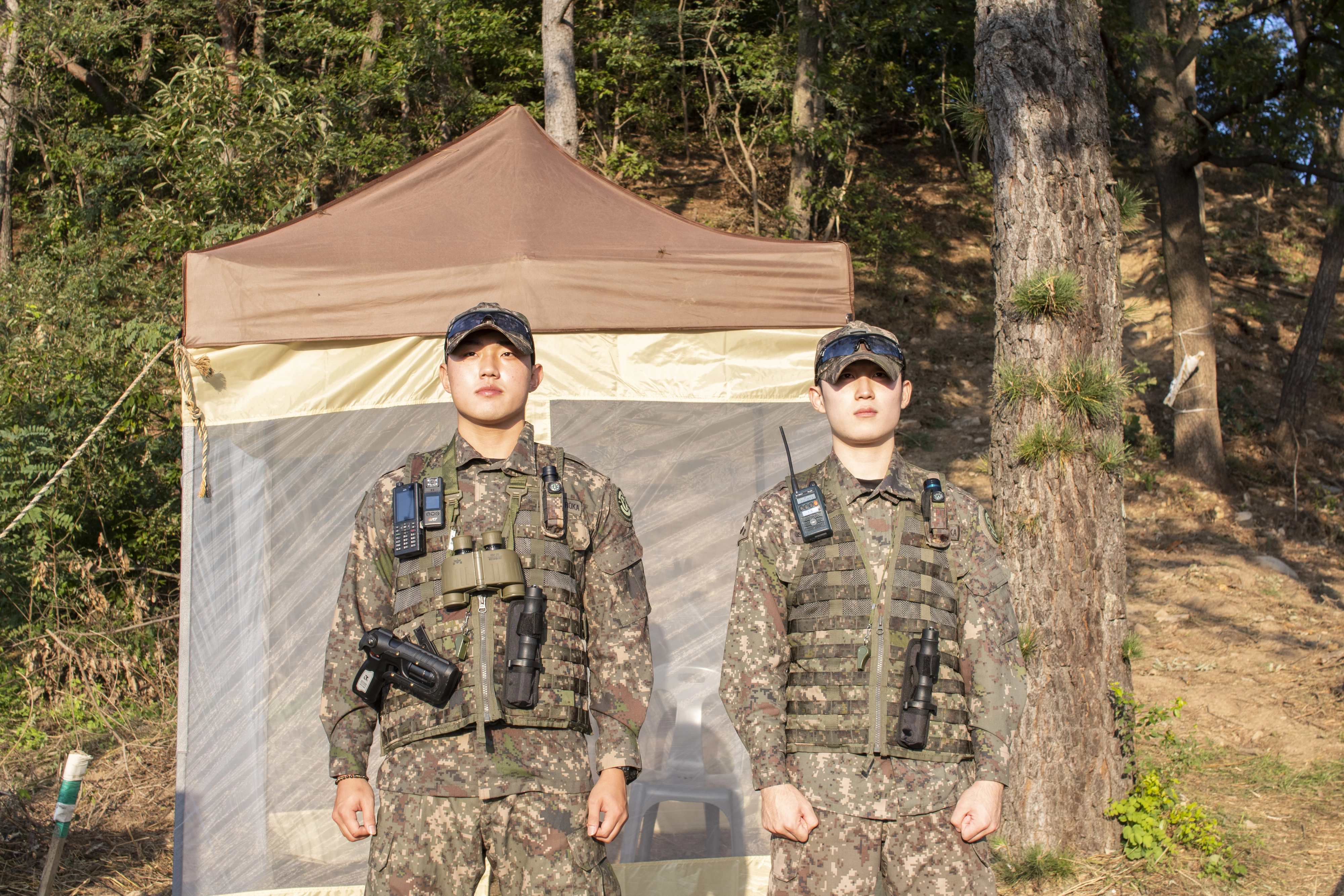 육군 50사단 소속 조민준(오른쪽) 병장과 박근수 상병이 29일 경북 경주 시내 설치된 목진지에서 경계 근무를 서고 있다. 경주 류재민 기자