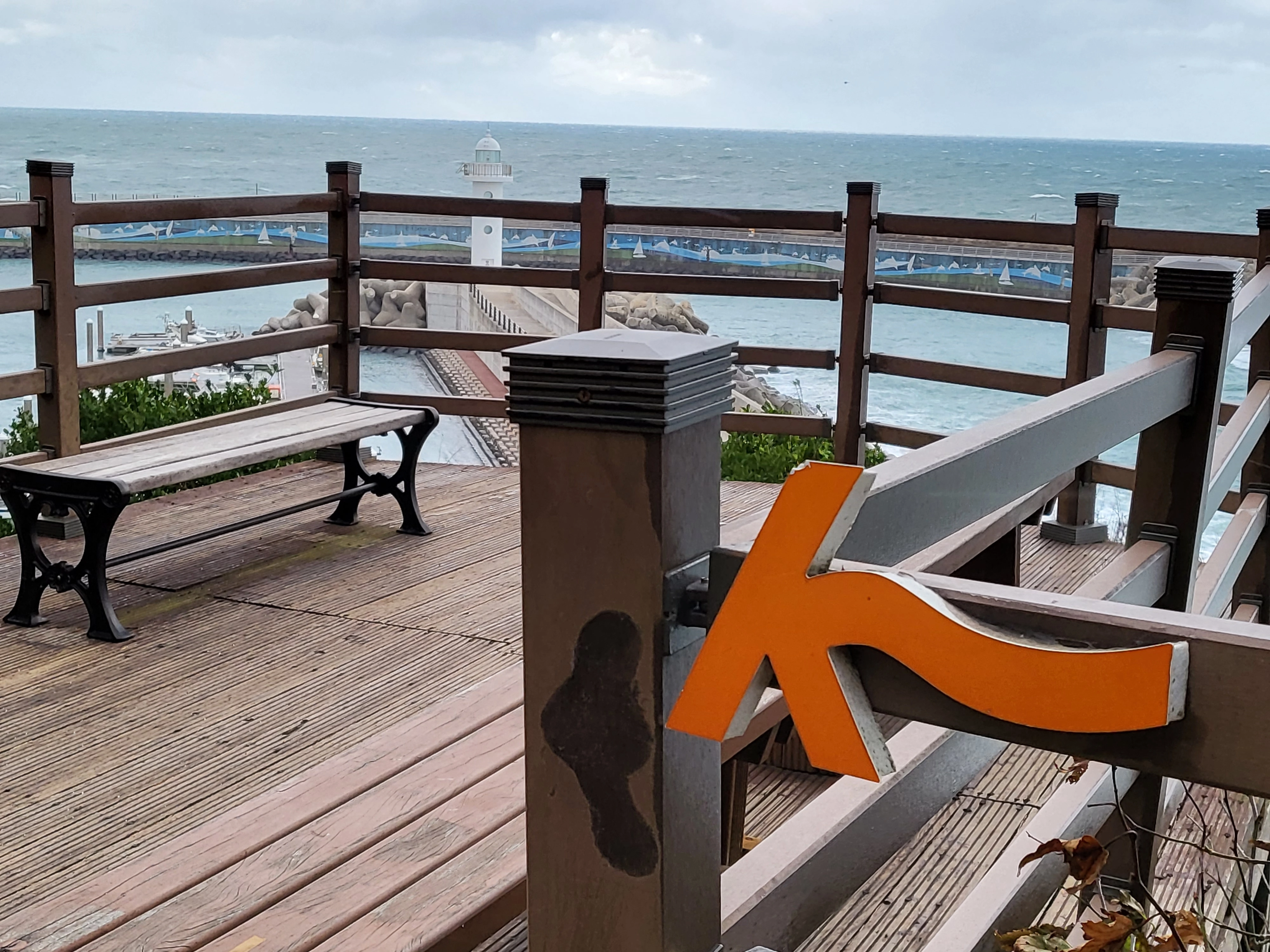 17코스 도두봉에서 만나는 제주올레 화살표(역방향 표시). 제주 강동삼 기자