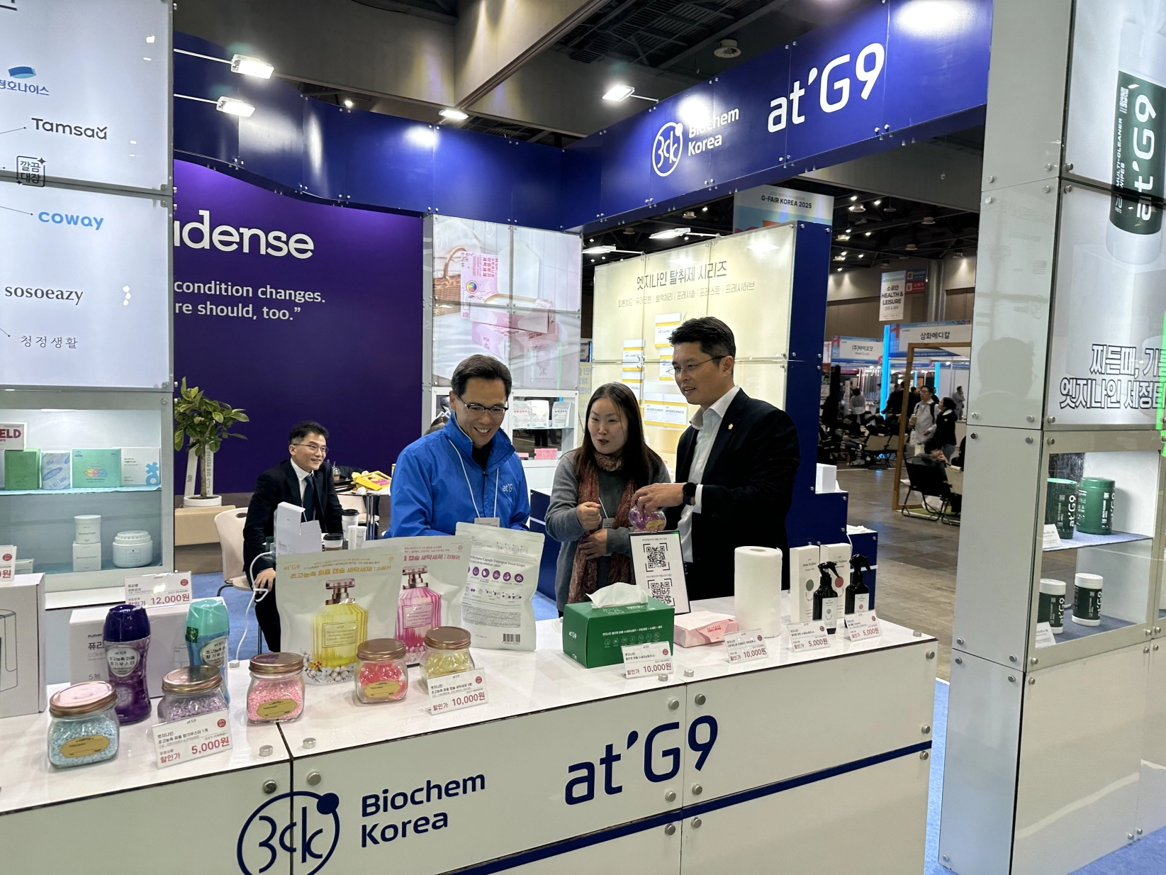 이재영 의원이 ‘G-FAIR KOREA 2025(제28회 대한민국우수상품전시회)’ 현장을 방문해 부스에서 관계자들과 함께 제품을 살펴보며 수출 중소기업의 애로사항을 청취하고 있다. (사진=경기도의회)