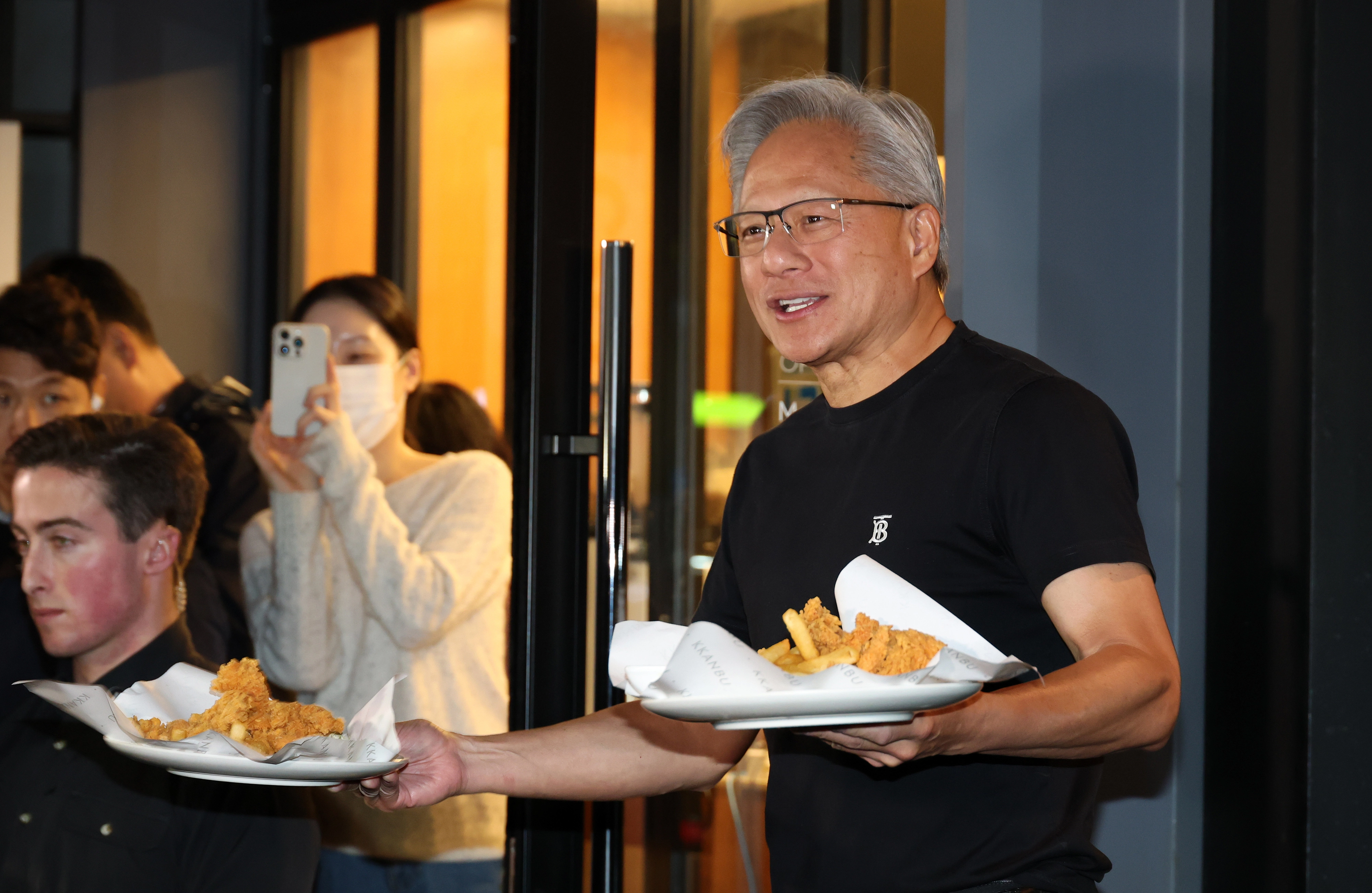 치킨 나눠주는 젠슨 황  젠슨 황 엔비디아 최고경영자가 30일 서울 삼성동 한 치킨집에서 진행된 이재용 삼성전자 회장, 정의선 현대차그룹 회장과 치맥 회동 중 시민에게 치킨과 감자튀김을 나눠주고 있다. 2025.10.30 공동취재