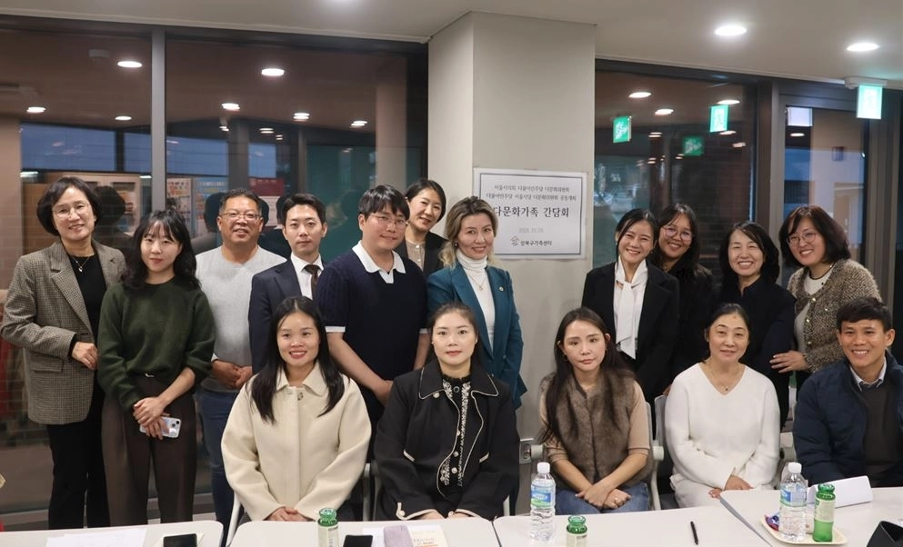 지난 29일 더불어민주당 서울시당 다문화위원회 성북구 가족센터 간담회 방문에서 아이수루 의원(뒷줄 오른쪽에서 다섯 번째)이 참석자들과 기념촬영을 하고 있다.