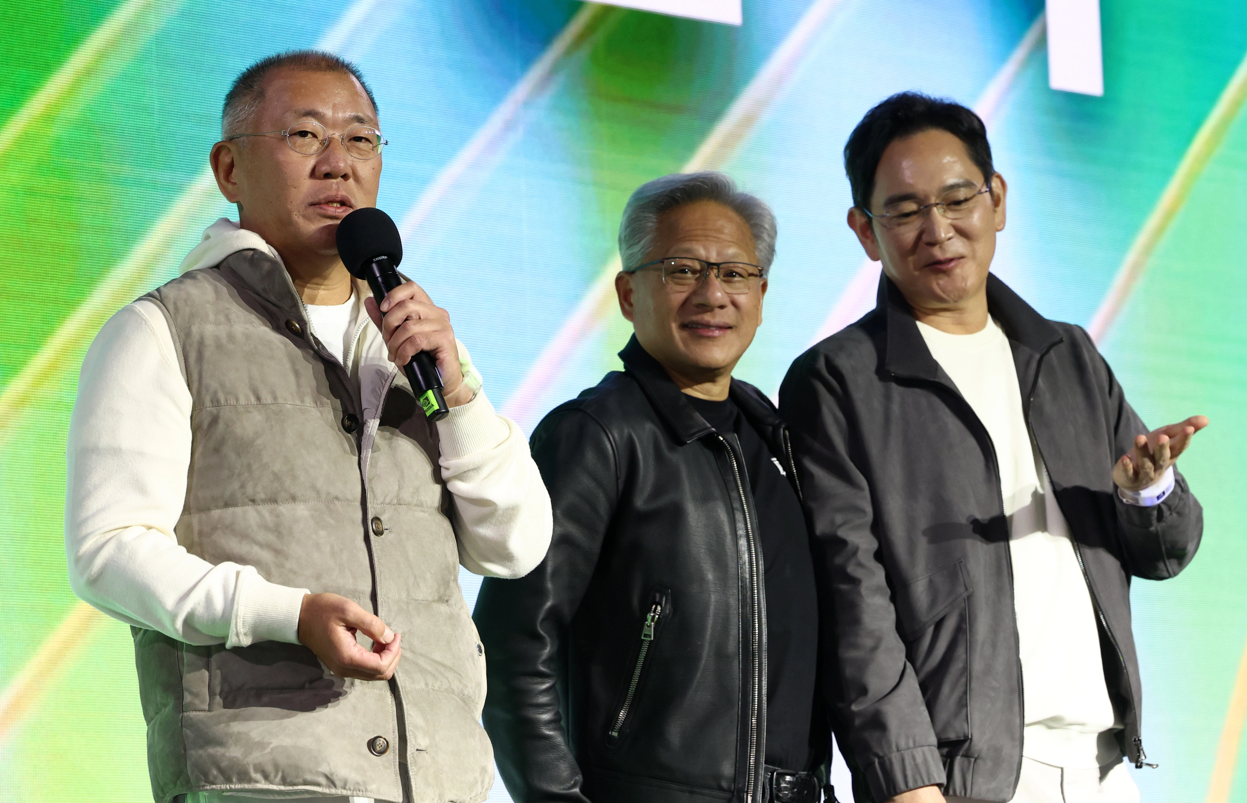 지포스 기념 행사 참석한 젠슨 황-이재용-정의선  젠슨 황 엔비디아 최고경영자와 이재용 삼성전자 회장, 정의선 현대차그룹 회장이 30일 서울 코엑스에서 열린 엔비디아의 그래픽카드(GPU) ‘지포스’ 출시 25주년 행사에 참석해 있다. 2025.10.30 공동취재
