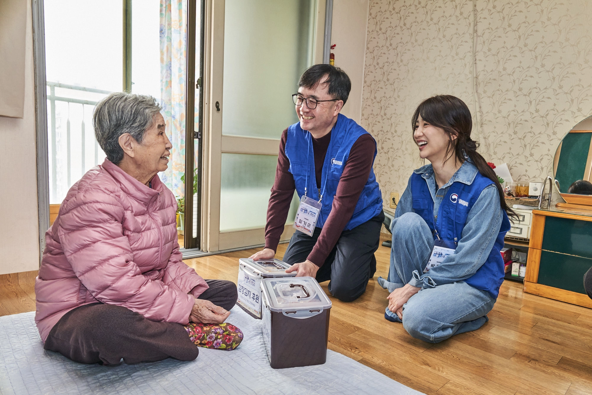 임기근(가운데) 기획재정부 제2차관과 행복공감봉사단 단장 박하선(오른쪽) 배우가 독거어르신 가정을 방문해 김장김치를 전달하고 있다. 2025.10.31 동행복권 제공