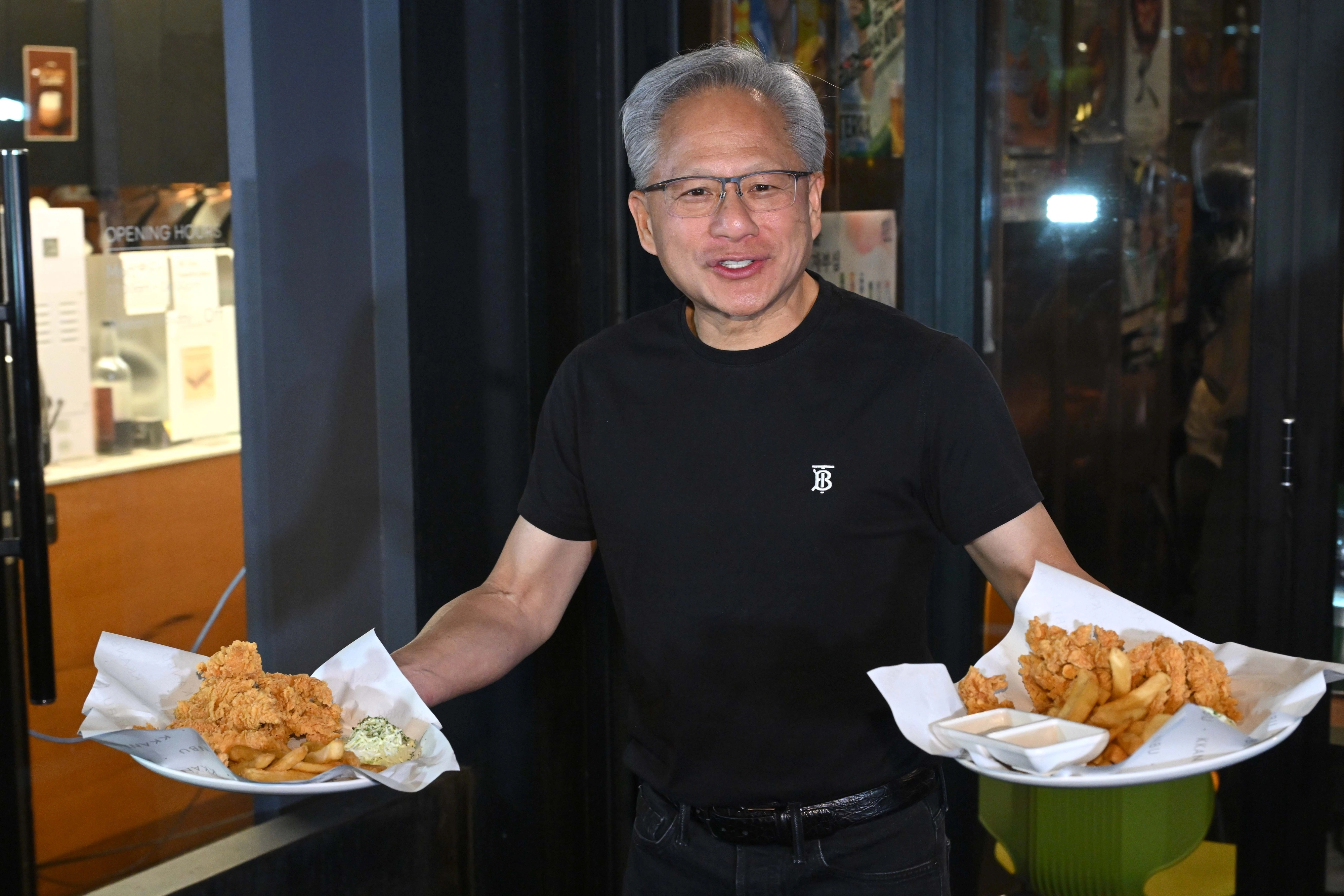 젠슨 황 엔비디아 최고경영자(CEO)가 30일 오후 서울 강남구 삼성역 인근 깐부치킨 매장에서 이재용 삼성전자 회장, 정의선 현대차그룹 회장과 치킨 회동 중 밖으로 나와 시민들에게 치킨을 나눠주고 있다. 2025.10.30 공동취재
