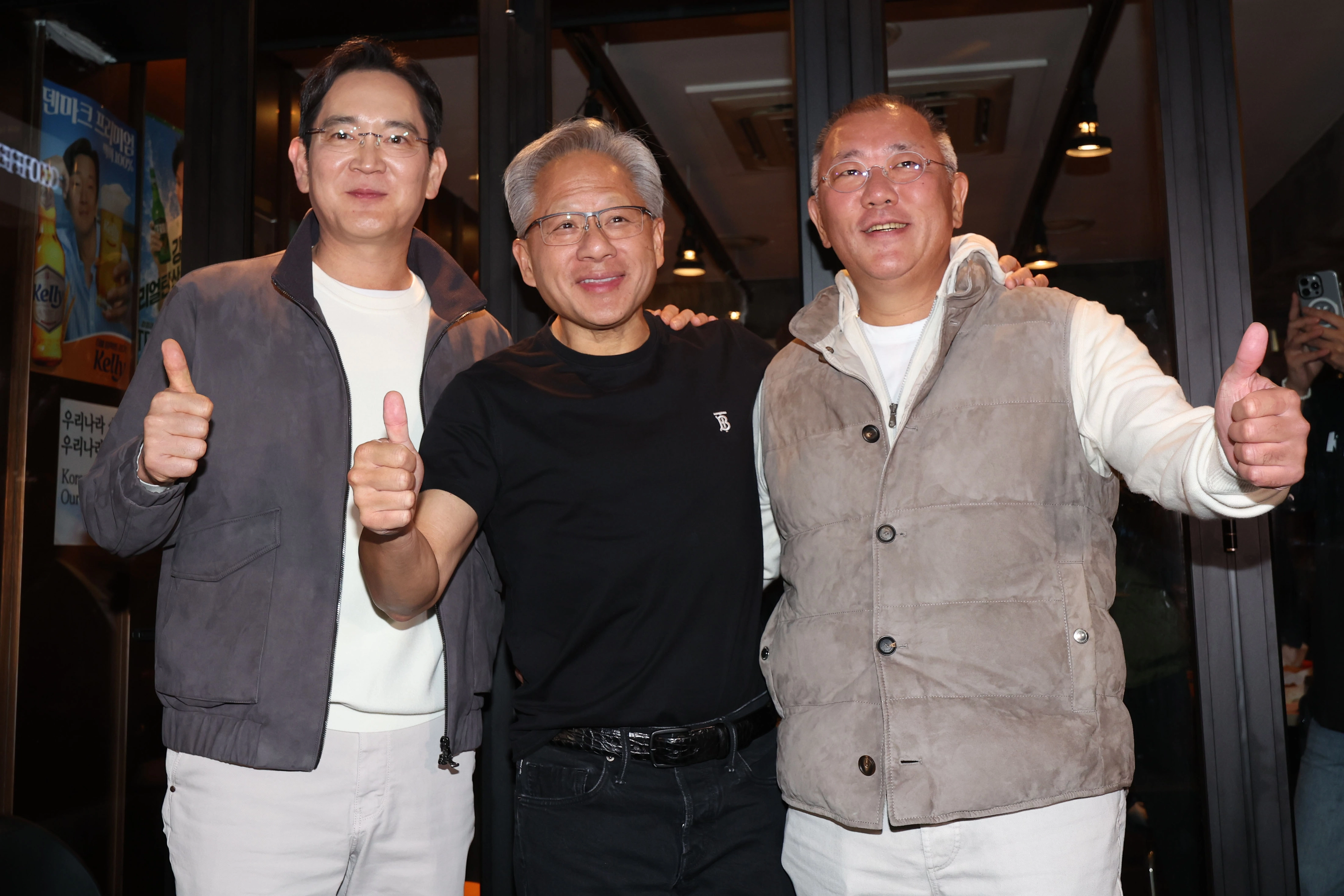 치맥회동 후 기념촬영하는 세 기업 총수  이재용 삼성전자 회장(왼쪽부터)과 젠슨 황 엔비디아 최고경영자(CEO), 정의선 현대차그룹 회장이 30일 오후 서울 강남구 삼성역 인근 깐부치킨 매장에서 치맥 회동을 마친 후 기념촬영하고 있다. 2025.10.30 공동취재
