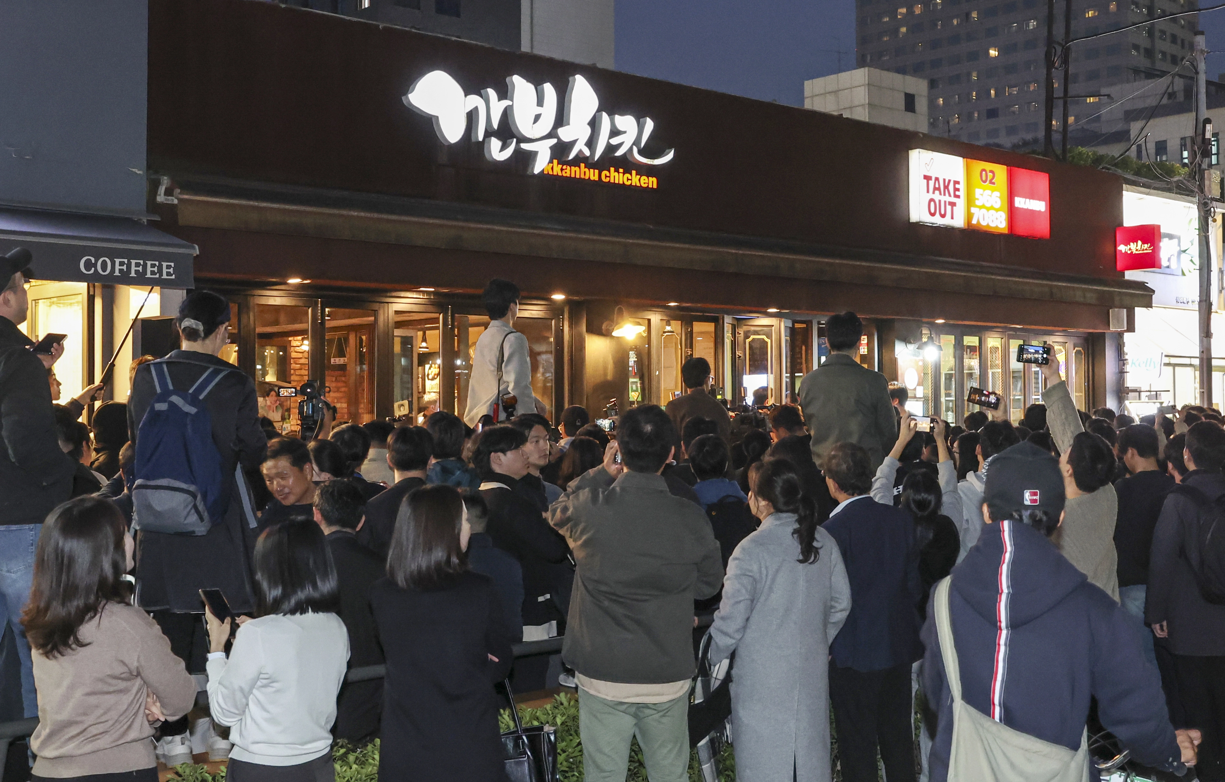 젠슨황·이재용·정의선 ‘깐부회동’ 시작 전부터 열기 ‘후끈’  30일 서울 삼성동 인근 깐부치킨에서 젠슨 황 엔비디아 최고경영자가 이재용 삼성전자 회장, 정의선 현대차 그룹 회장이 회동할 것으로 알려지자 취재진과 시민들로 붐비고 있다. 2025.10.30 공동취재