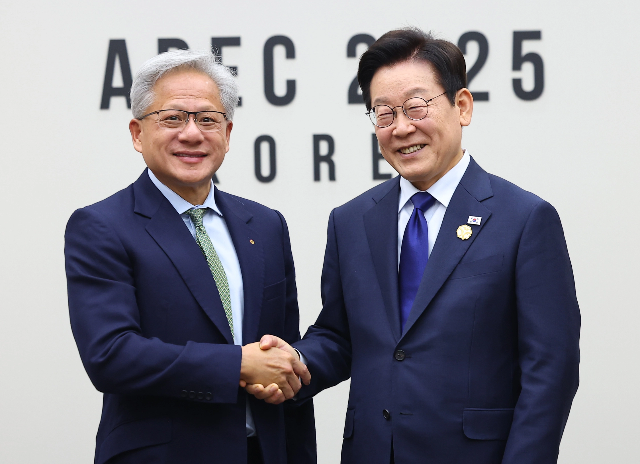이재명 대통령, 젠슨 황 접견  이재명 대통령과 젠슨 황 엔비디아 최고경영자가 31일 APEC 정상회의장인 경북 경주화백컨벤션센터에서 면담 전 악수하고 있다. 2025.10.31 연합뉴스