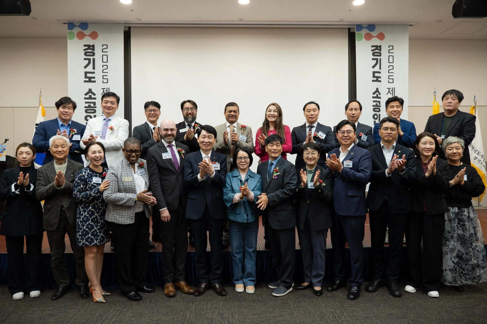 고은정 의원이 모범 소공인 및 미국 조지아주 경제사절단과 함께 기념촬영을 하고 있다. 이날 행사에는 조시 맥로린 주상원의원, 롱 트랜 주하원의원, 알린 베크스 주하원의원 등 미국 조지아주 경제사절단이 함께했다. (사진=경기도의회)