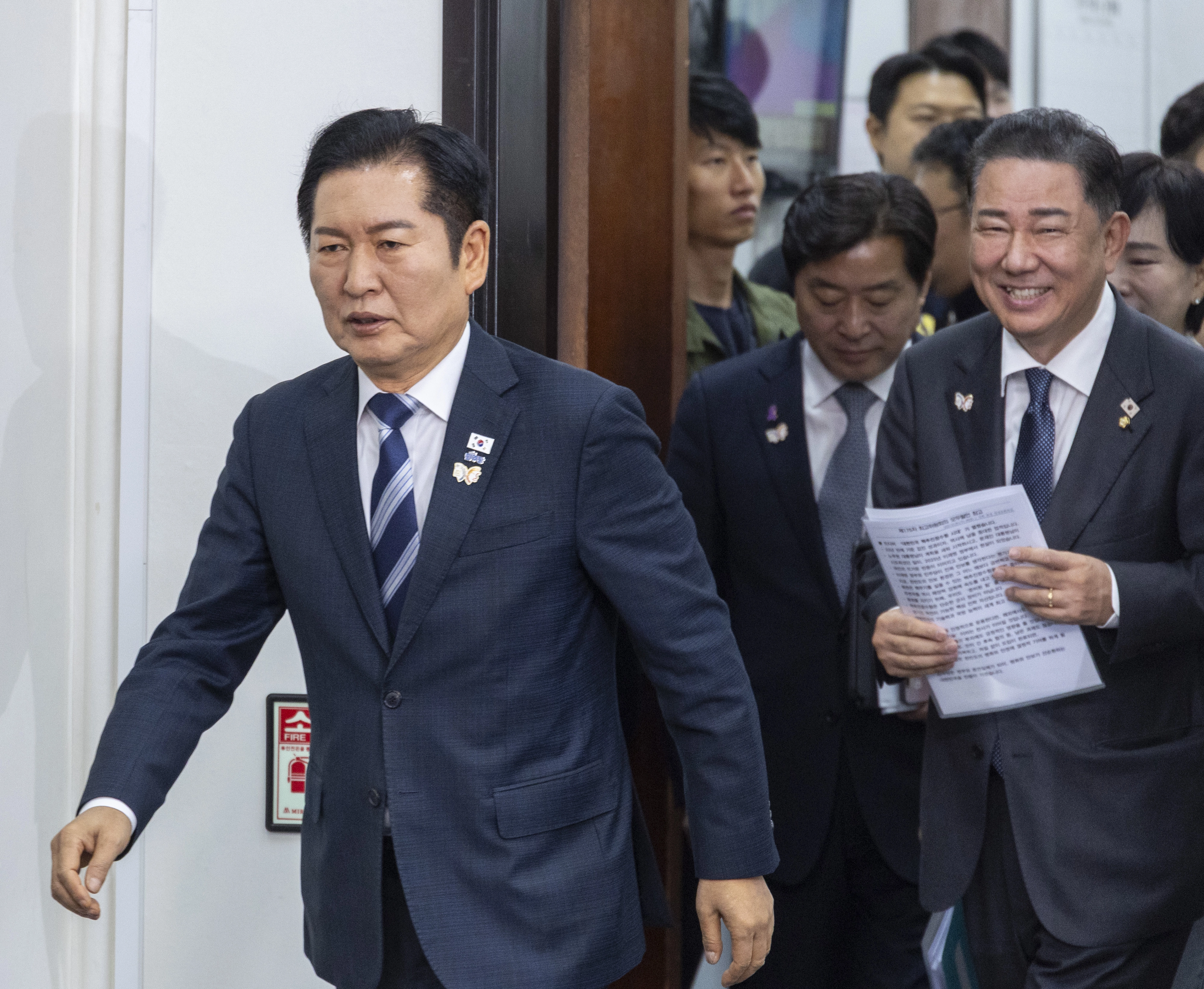 더불어민주당 정청래 대표와 김병기 원내대표를 비롯한 최고위원들이 31일 국회에서 열린 더불어민주당 최고위원회의에 입장하고 있다. 2025.10.31 연합뉴스