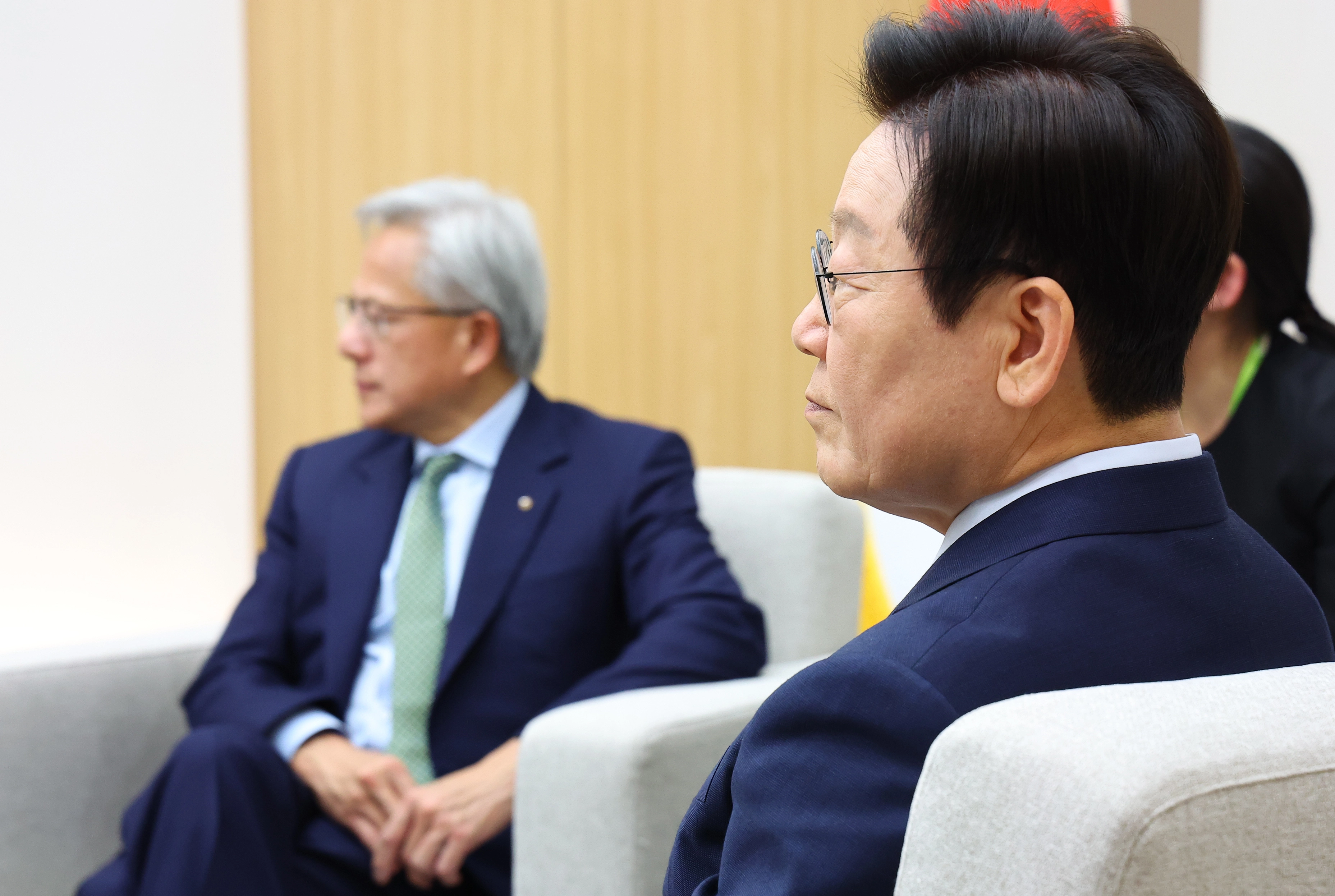 이재명 대통령과 젠슨 황  이재명 대통령과 젠슨 황 엔비디아 최고경영자가 31일 APEC 정상회의장인 경주화백컨벤션센터에서 면담에 참석한 국내 기업 대표들의 발언을 듣고 있다. 2025.10.31 연합뉴스