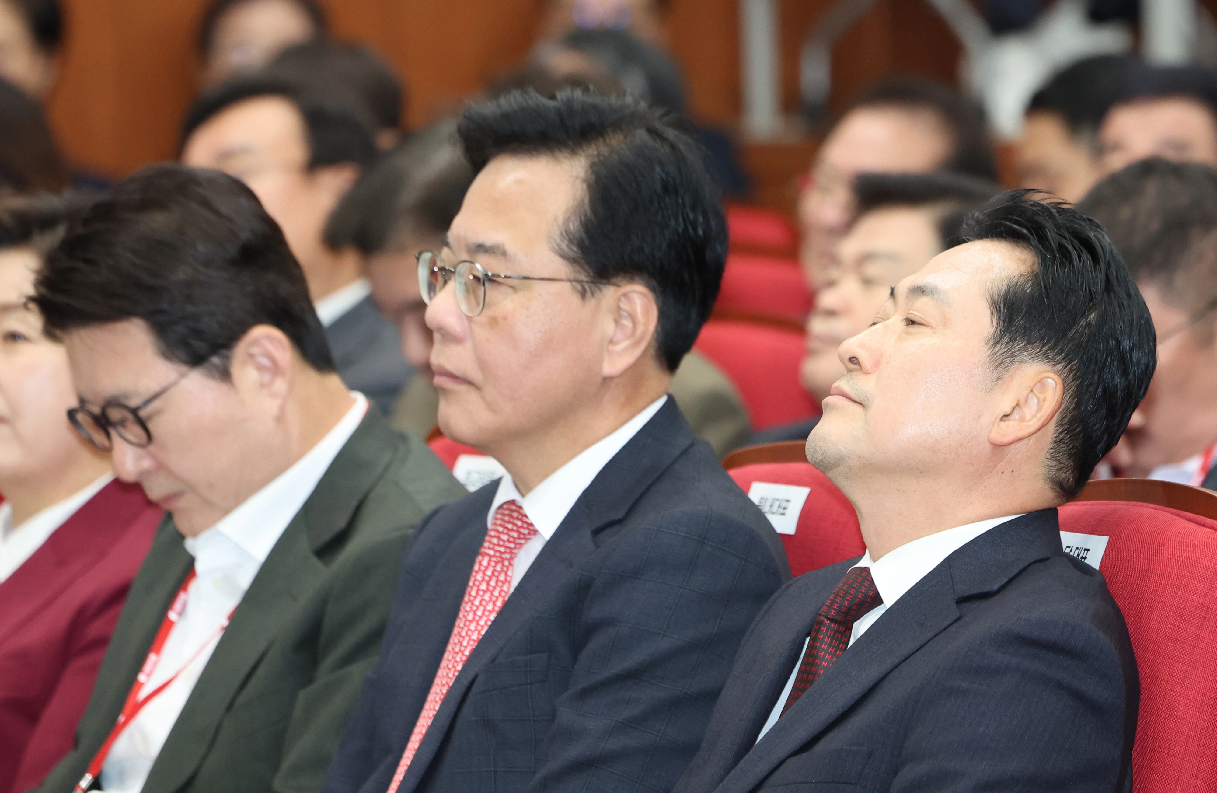 굳은 표정의 국민의힘 지도부  31일 서울 강남구 SETEC 컨벤션센터에서 열린 국민의힘 서울시당 당협위원장 및 선출직 공직자 워크숍에서 장동혁 대표, 송언석 원내대표가 굳은 표정으로 참석해 있다.  2025.10.31 연합뉴스