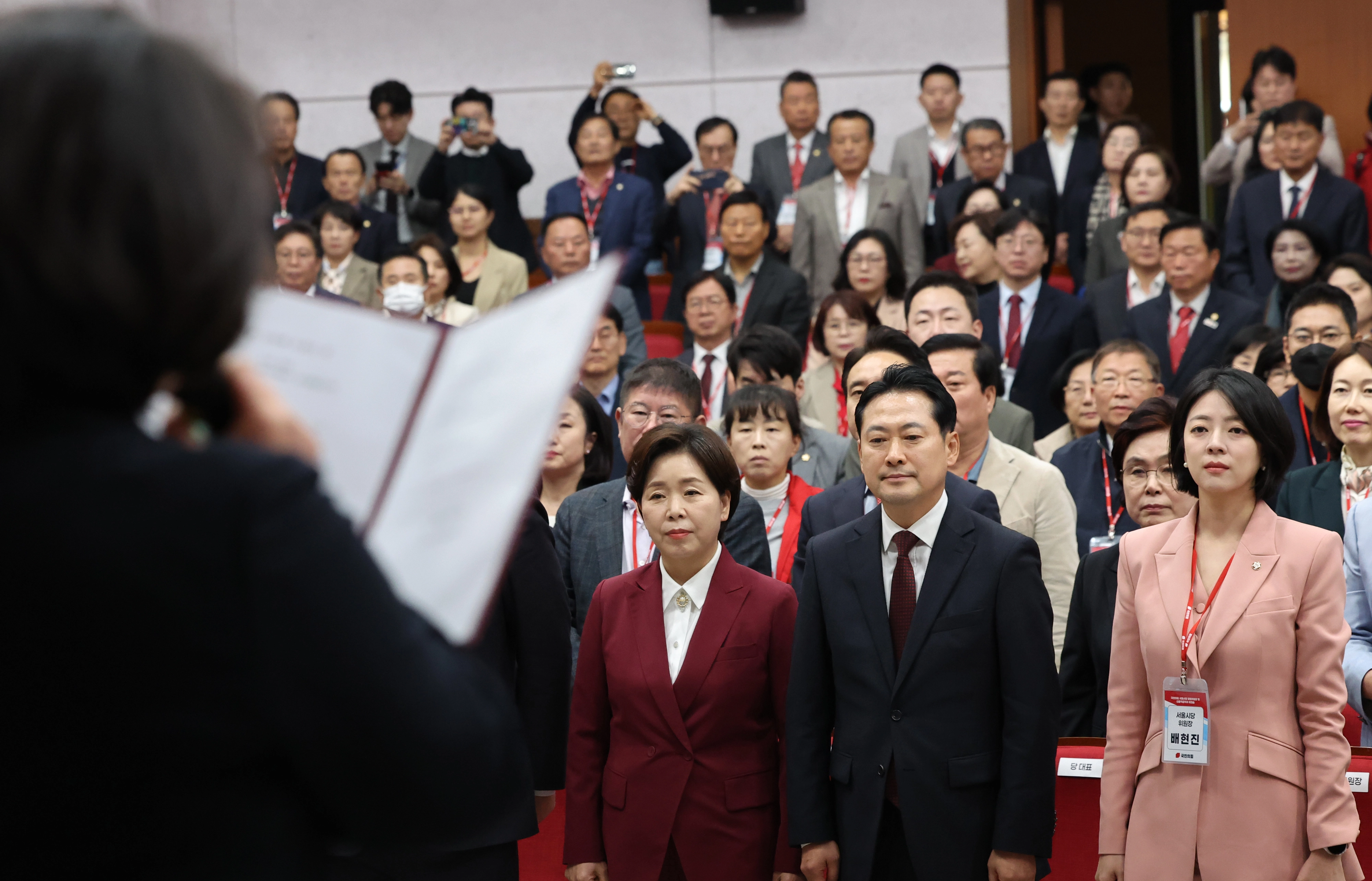 국민의힘, 서울 시민께 드리는 글  31일 서울 강남구 SETEC 컨벤션센터에서 열린 국민의힘 서울시당 당협위원장 및 선출직 공직자 워크숍에서 장동혁 대표 등 참석자들이 서울 시민께 드리는 글을 듣고 있다.  2025.10.31 연합뉴스