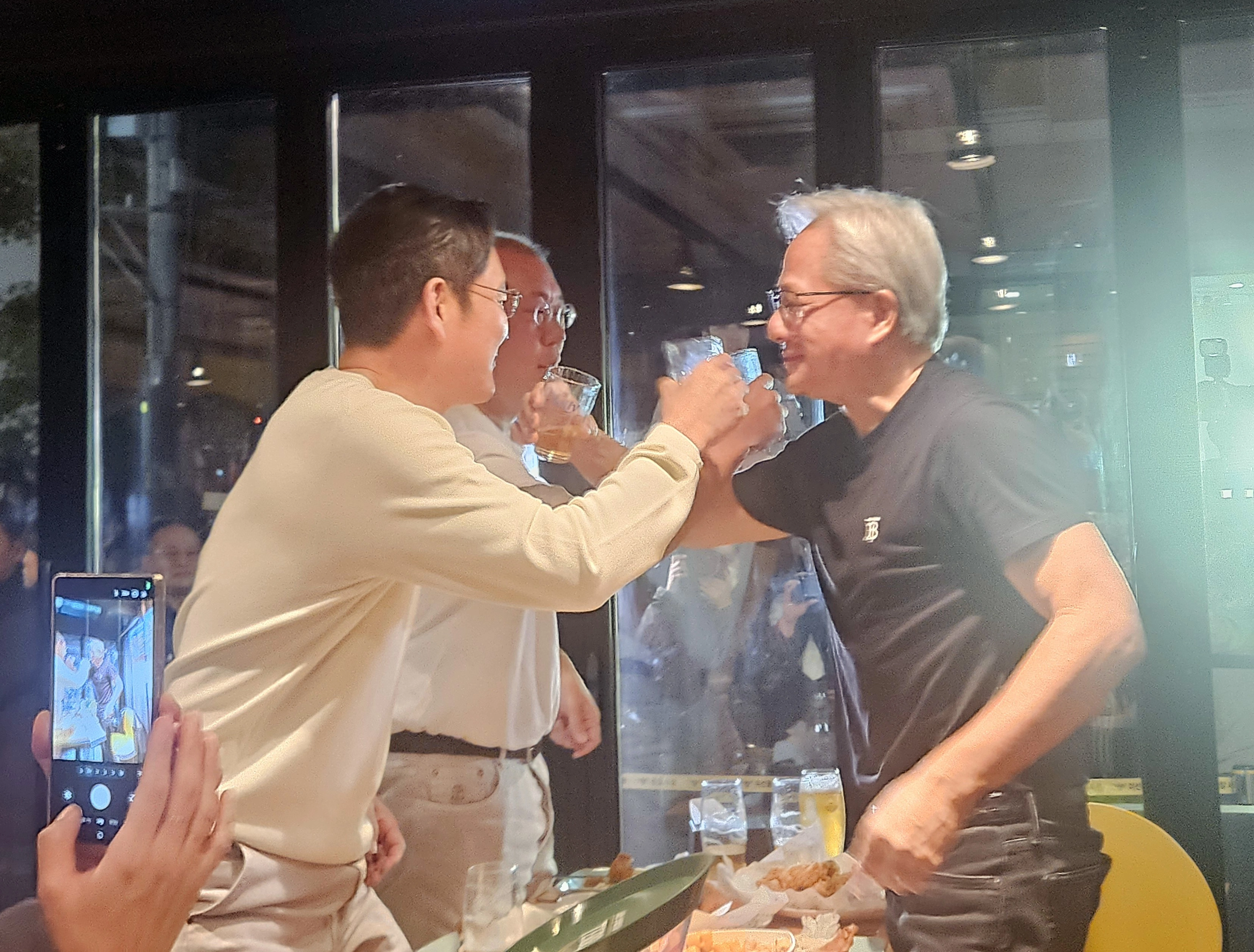 러브샷 하는 젠슨 황·이재용·정의선  젠슨 황 엔비디아 최고경영자(CEO)가 지난 30일 서울 강남구 삼성동의 한 치킨집에서 이재용 삼성전자 회장, 정의선 현대자동차그룹 회장과 ‘치맥 회동’을 하며 러브샷을 하고 있다. 2025. 10. 31. 연합뉴스