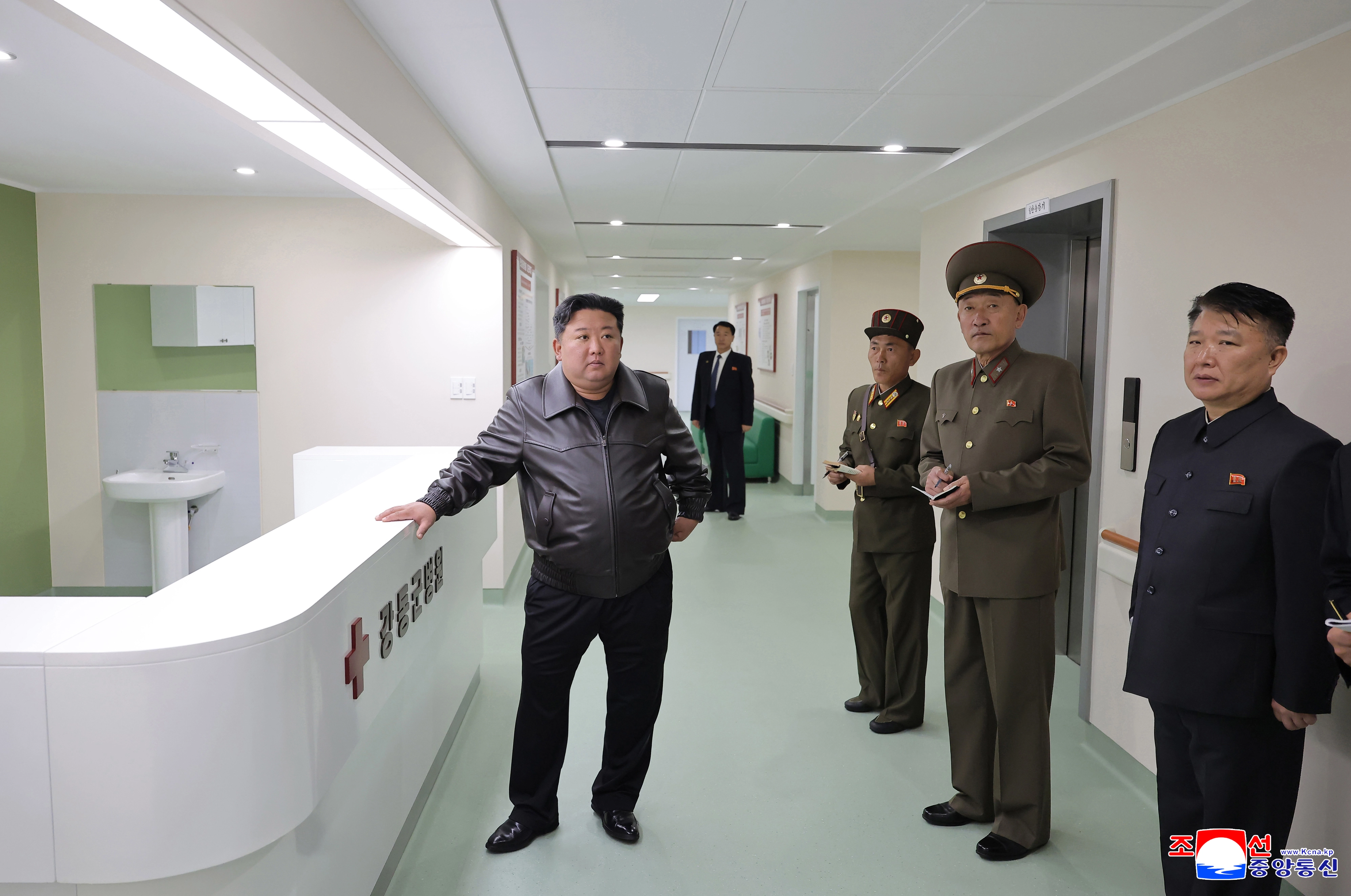 북한 김정은, 완공 앞둔 강동군병원 시찰  김정은 북한 국무위원장이 지난 30일 완공 단계에 이른 강동군병원 건설현장을 돌아봤다고 조선중앙통신이 31일 보도했다. 2025.10.31 연합뉴스