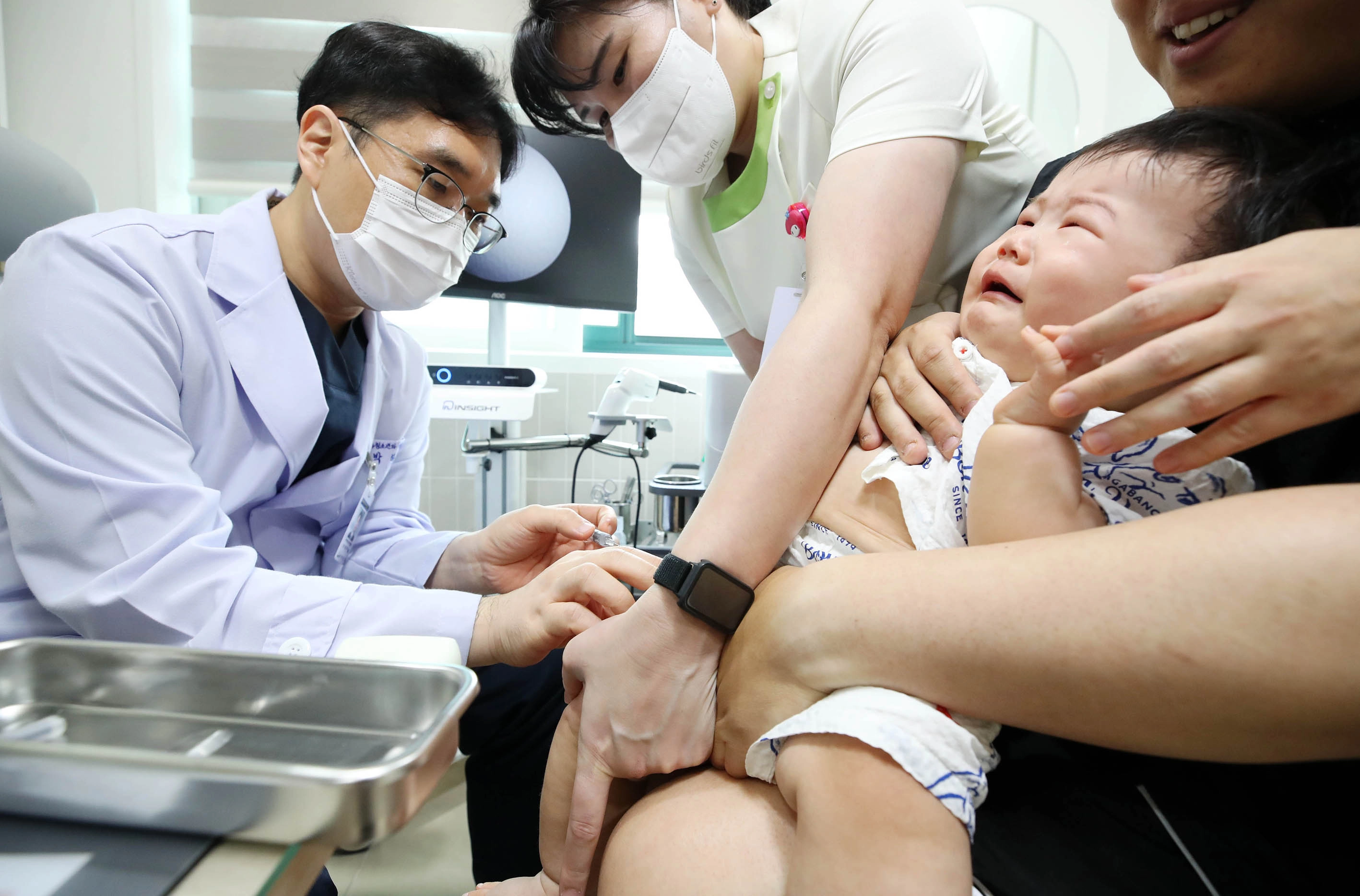 생후 6개월에서 13세 이하 어린이를 대상으로 실시하는 인플루엔자(독감) 국가예방접종 첫날인 22일 광주 북구 두암동 에덴병원 소아청소년과에서 어린이가 예방접종을 받고 있다. 오는 29일엔 임산부, 10월 22일은 65세 이상 어르신 등이 의료기관에서 접종 받을 수 있다. 무료 접종 대상은 6개월에서 13세 어린이, 임산부, 65세 이상 어르신 등이다. 2025.9.22 광주 북구 제공