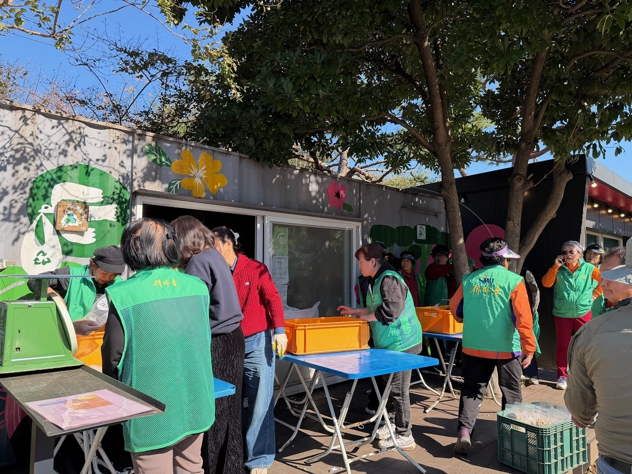 순천시와 서면 새마을회 관계자들이 서면행정복지센터에서 가로수 은행나무 열매 나눔 선물꾸러미를 만들고 있다.