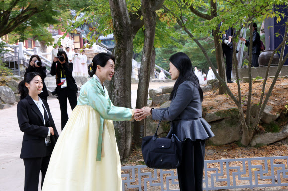 싱가포르 루츠루이 여사 맞이하는 김혜경 여사