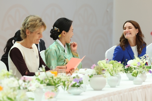 김혜경 여사가 31일 경북 경주시 우양미술관에서 열린 2025 아시아태평양경제협력체(APEC) 정상회의 배우자 행사에서 뉴질랜드 아만다 럭슨 여사(오른쪽), 캐나다 다이애나 카니 여사와 대화하고 있다.  2025.10.31 연합뉴스