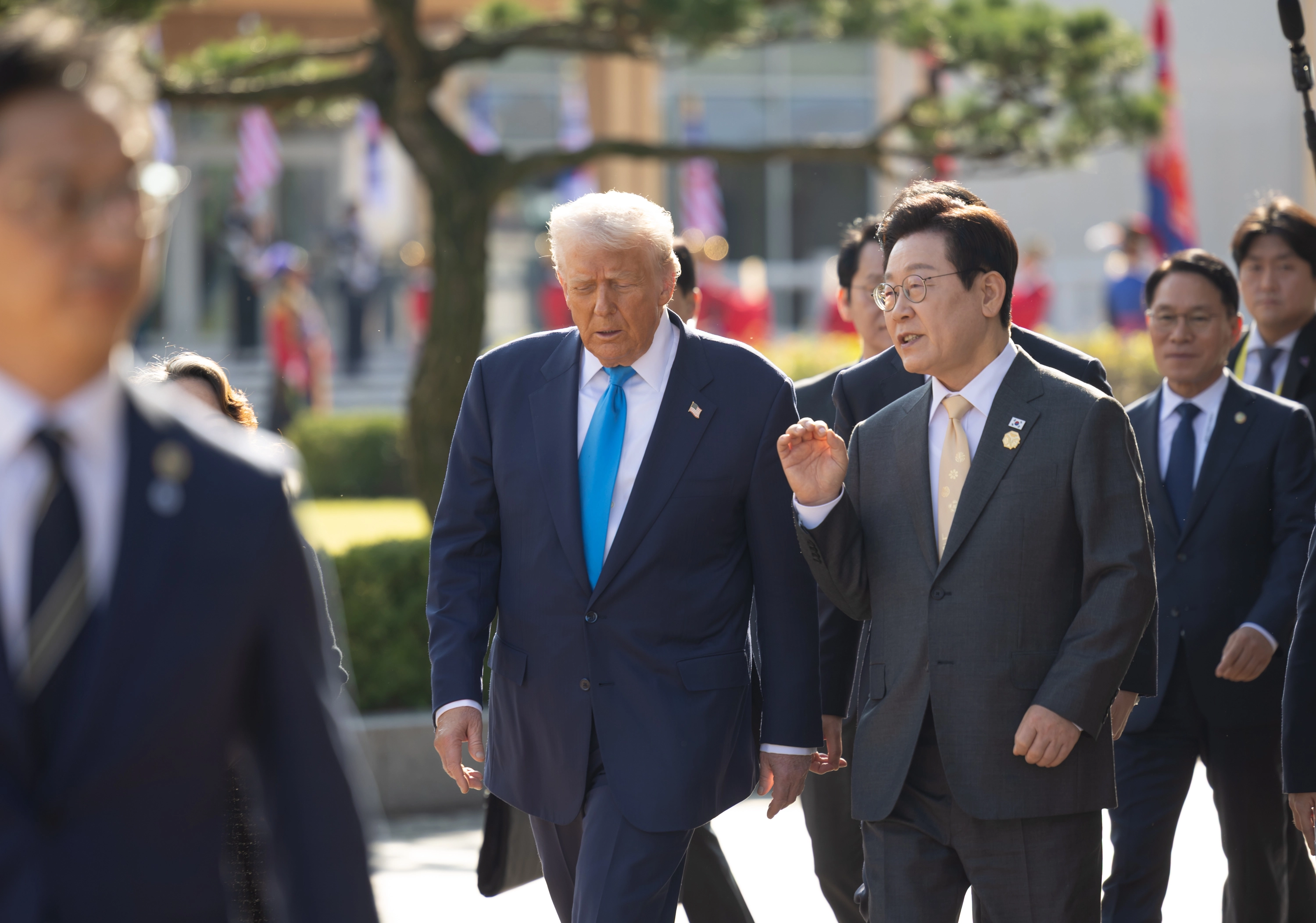 이재명 대통령과 도널드 트럼프 미국 대통령이 29일 경북 경주박물관에서 정상회담장으로 이동하며 대화하고 있다. 2025.10.29 대통령실 제공