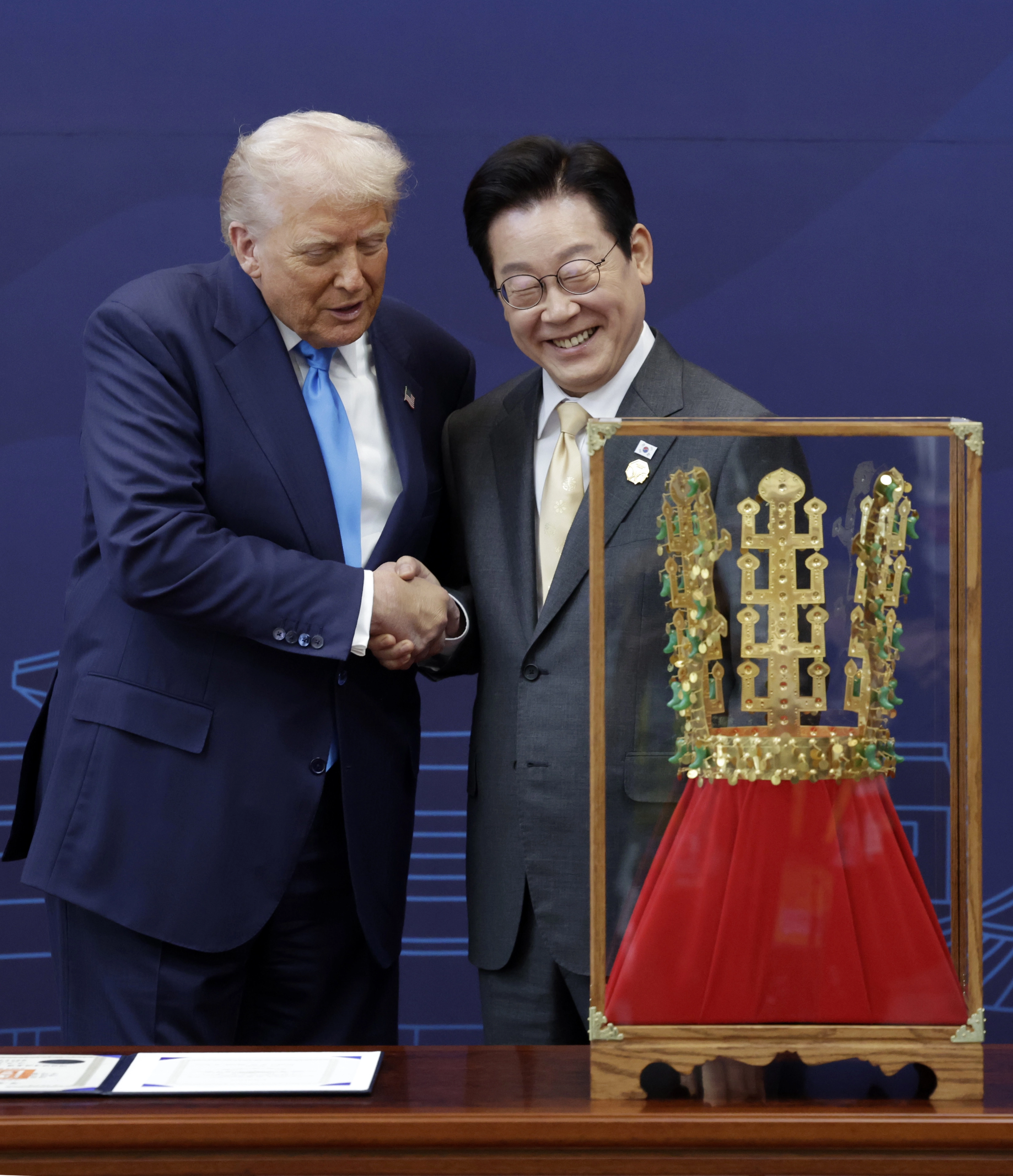 이재명 대통령이 29일 경북 경주박물관에서 도널드 트럼프 미국 대통령에게 ‘천마총 금관 모형’을 선물한 뒤 악수하고 있다. 2025.10.29 대통령실통신사진기자단