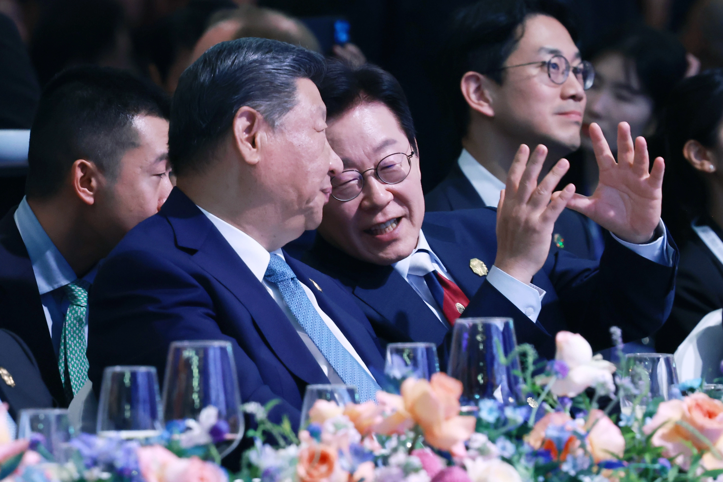 이재명 대통령과 시진핑 중국 국가주석이 31일 경북 경주시 라한셀렉트호텔에서 열린 2025 아시아태평양경제협력체(APEC) 정상회의 환영 만찬에서 문화 공연을 관람하며 대화하고 있다. 2025.10.31 연합뉴스