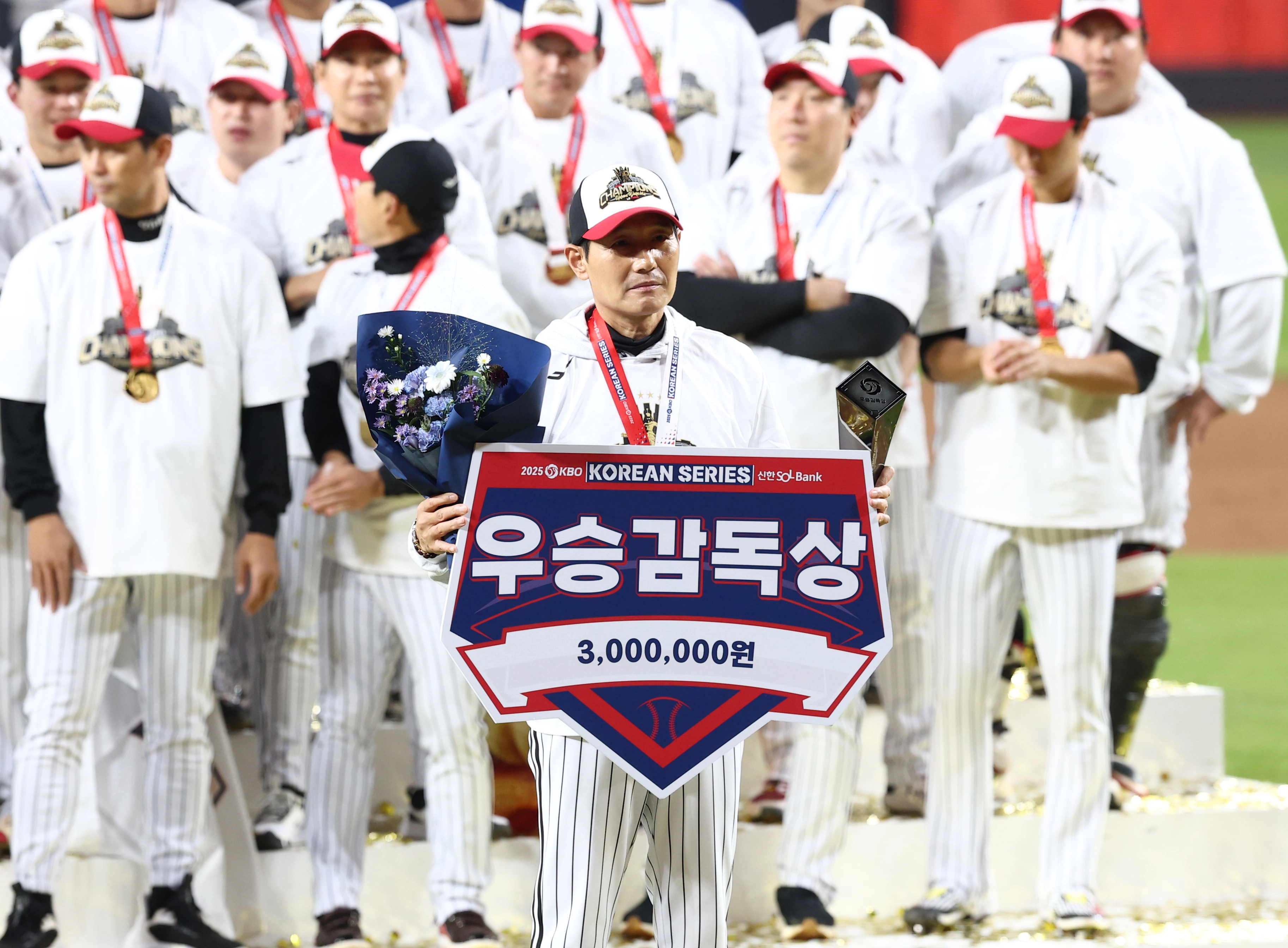 지난달 31일 대전 한화생명볼파크에서 막을 내린 2025 한국시리즈에서 LG가 한화 이글스를 4승 1패로 꺾으며 2년 만에 다시 통합 우승을 달성한 뒤 염 감독이 우승감독상을 받는 모습.
대전 연합뉴스