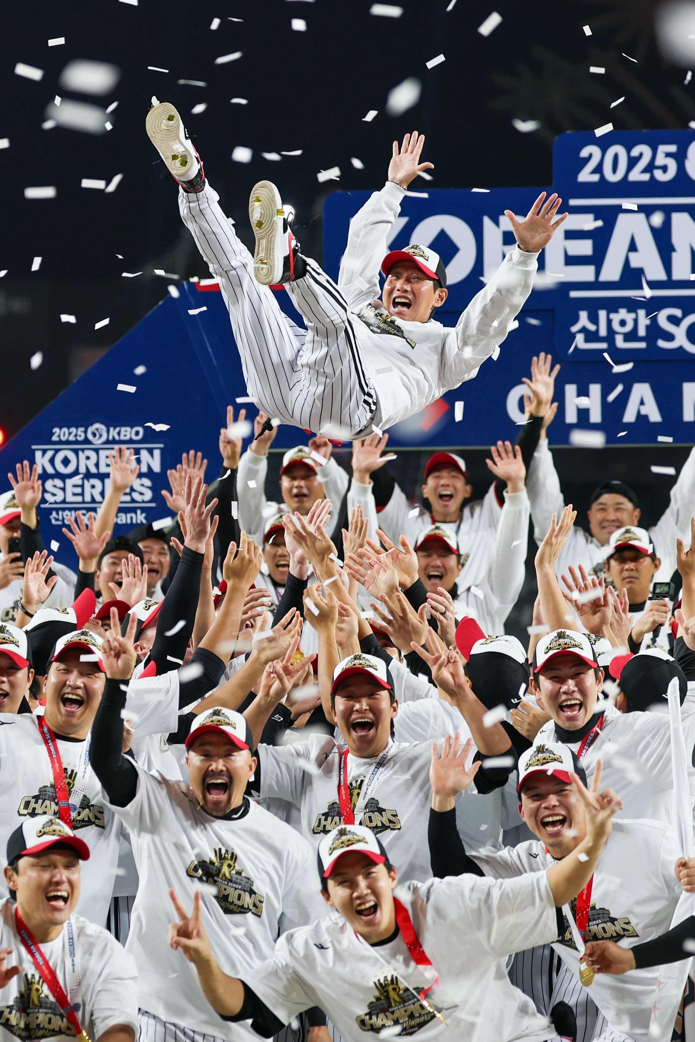 31일 대전한화생명볼파크에서 열린 2025 프로야구 KBO리그 포스트시즌 한국시리즈 시상식에서 통합 우승을 차지한 LG 트윈스 선수들이 염경엽 감독을 헹가래 치며 기뻐하고 있다.  연합뉴스