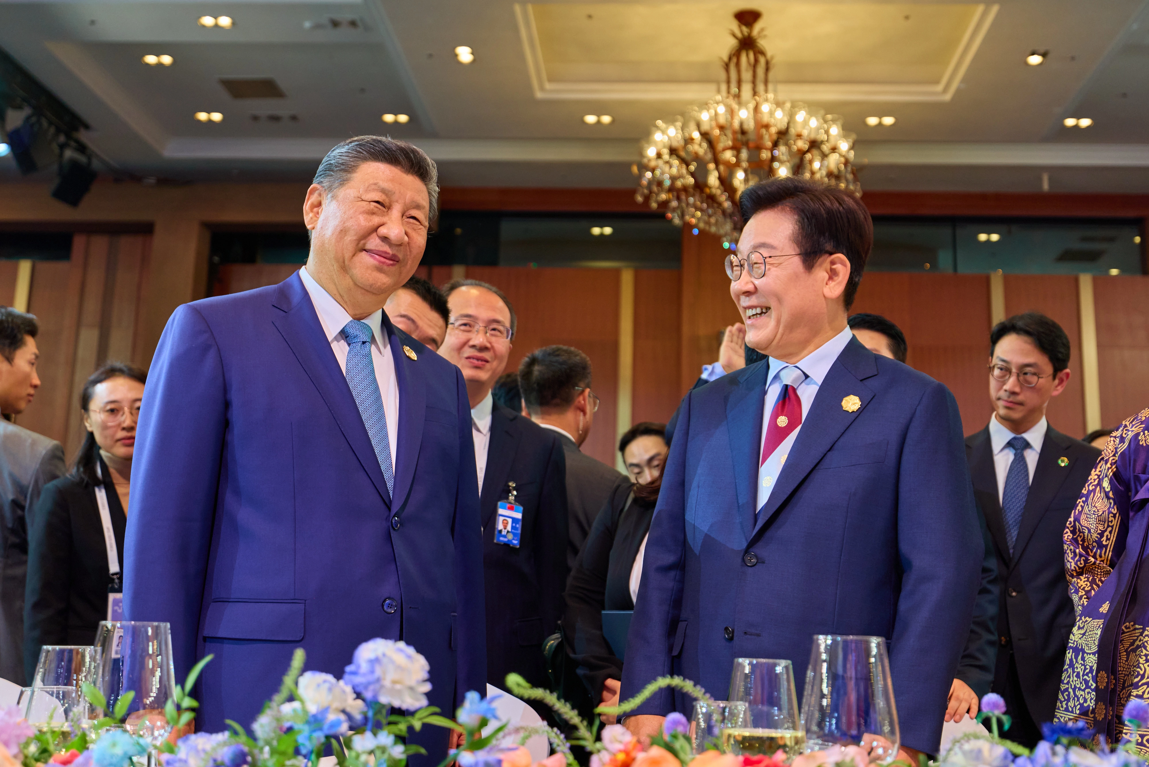 APEC 정상회의 만찬 앞서 대화하는 이재명 대통령·시진핑 주석  이재명 대통령과 시진핑 중국 국가주석이 지난 31일 경북 경주시 라한셀렉트호텔에서 열린 2025 아시아태평양경제협력체(APEC) 정상회의 만찬에서 대화를 하고 있다. 대통령실 제공