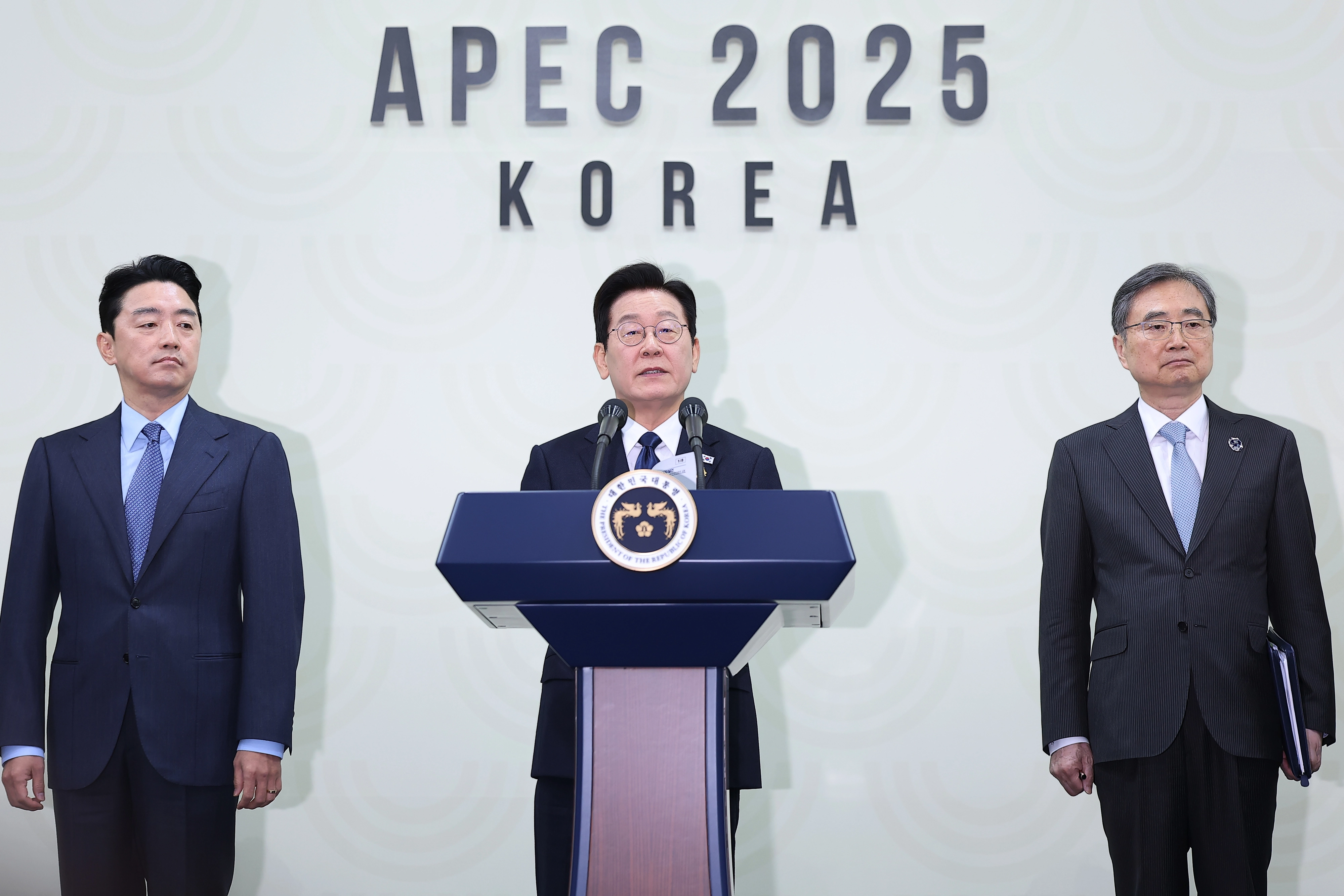 이재명 대통령, 2025 경주 APEC 정상회의 기자회견  이재명 대통령이 1일 경주화백컨벤션센터(HICO)에서 열린 2025 아시아태평양경제협력체(APEC) 정상회의 기자회견에서 발언하고 있다. 왼쪽부터 강훈식 비서실장, 이 대통령, 조현 외교장관. 
경주 연합뉴스