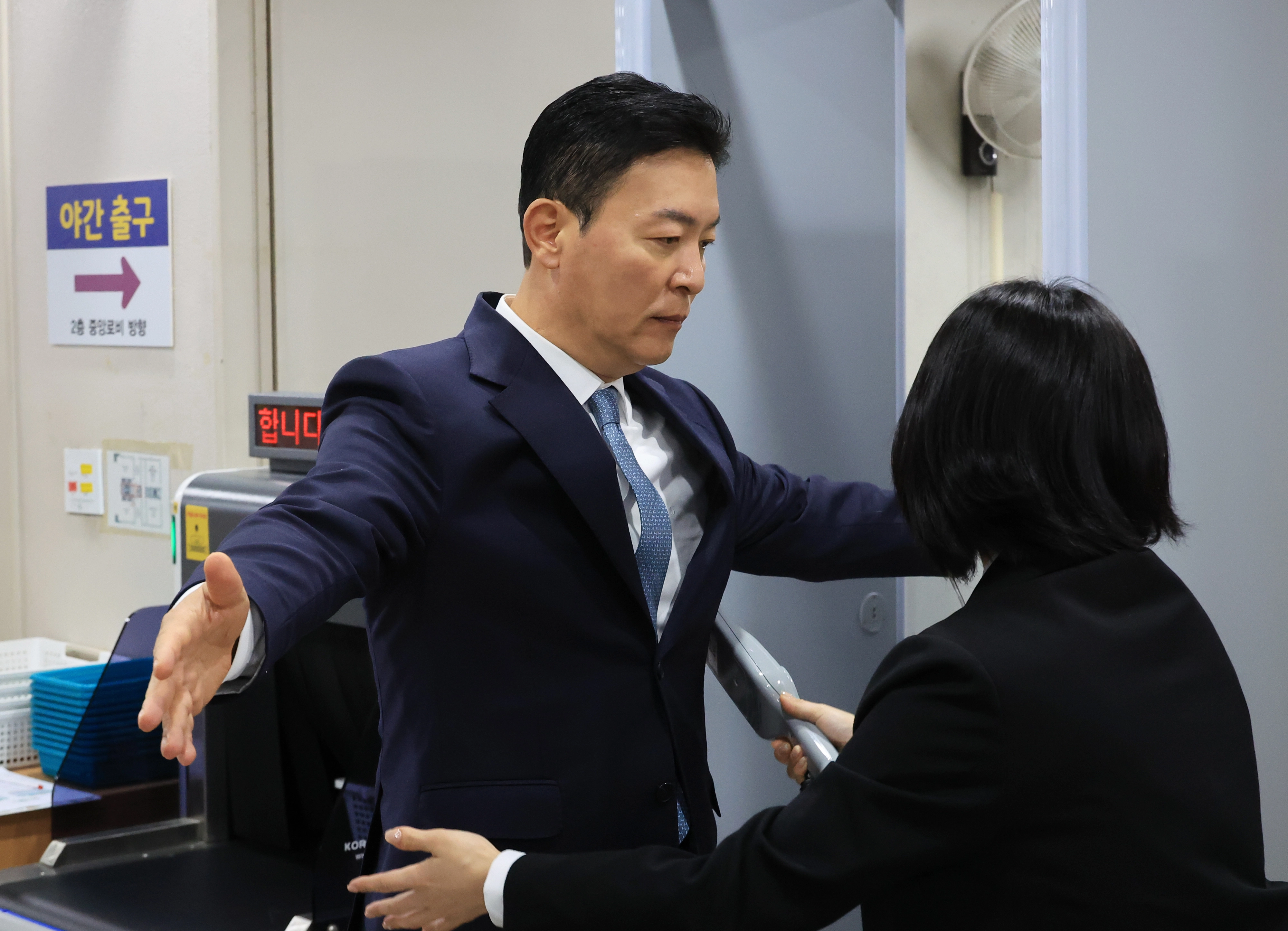 법정 들어서는 김성훈 전 대통령 경호처 차장  김성훈 전 대통령 경호처 차장이 31일 서초구 서울중앙지법에서 열린 윤석열 전 대통령의 특수공무 집행방해 등 혐의 재판에 증인으로 출석하고 있다. 2025.10.31 연합뉴스