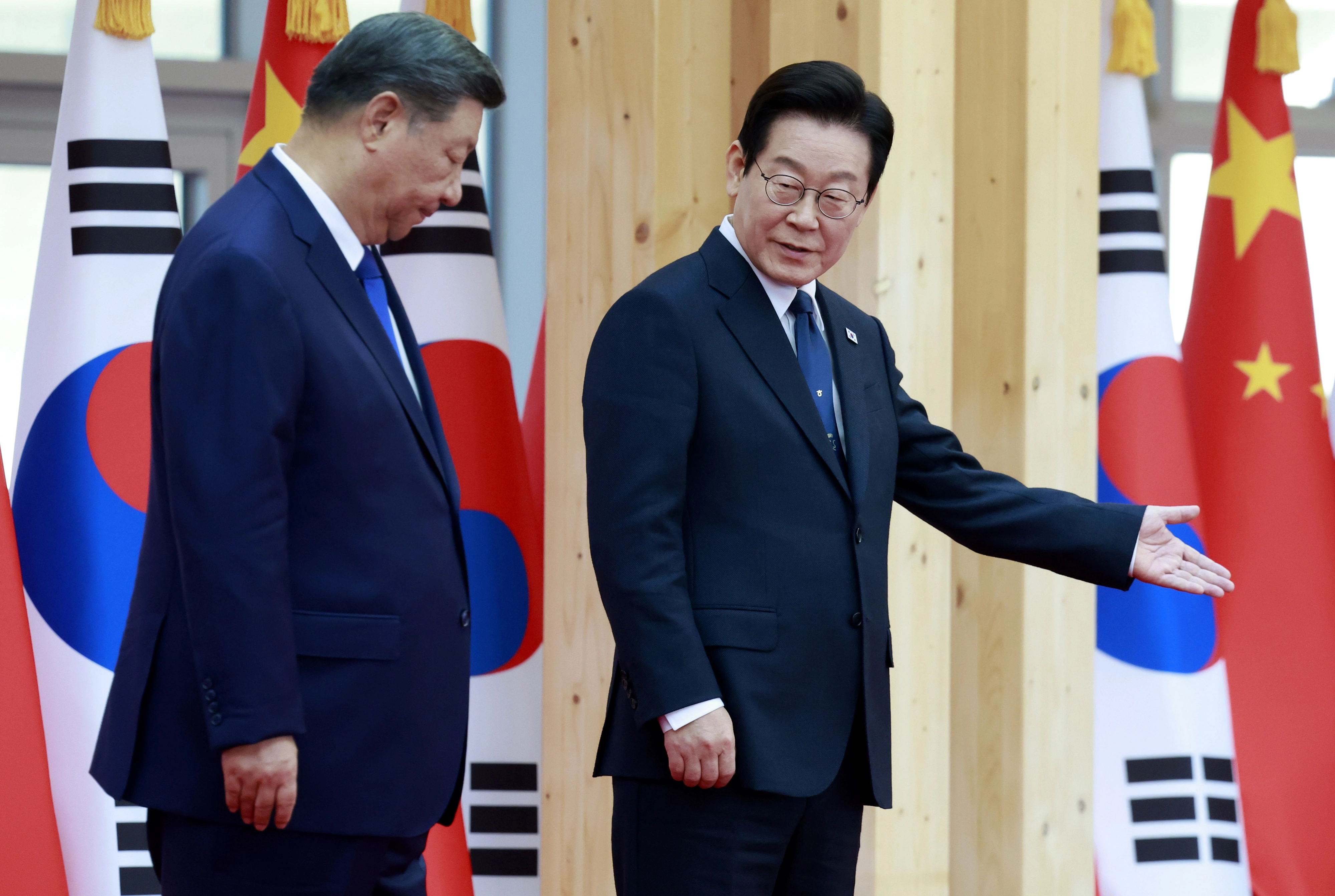 이재명 대통령과 시진핑 국가주석  이재명 대통령과 시진핑 중국 국가주석이 1일 경북 국립경주박물관에서 열린 공식 환영식에서 이동하고 있다. 
경주 연합뉴스