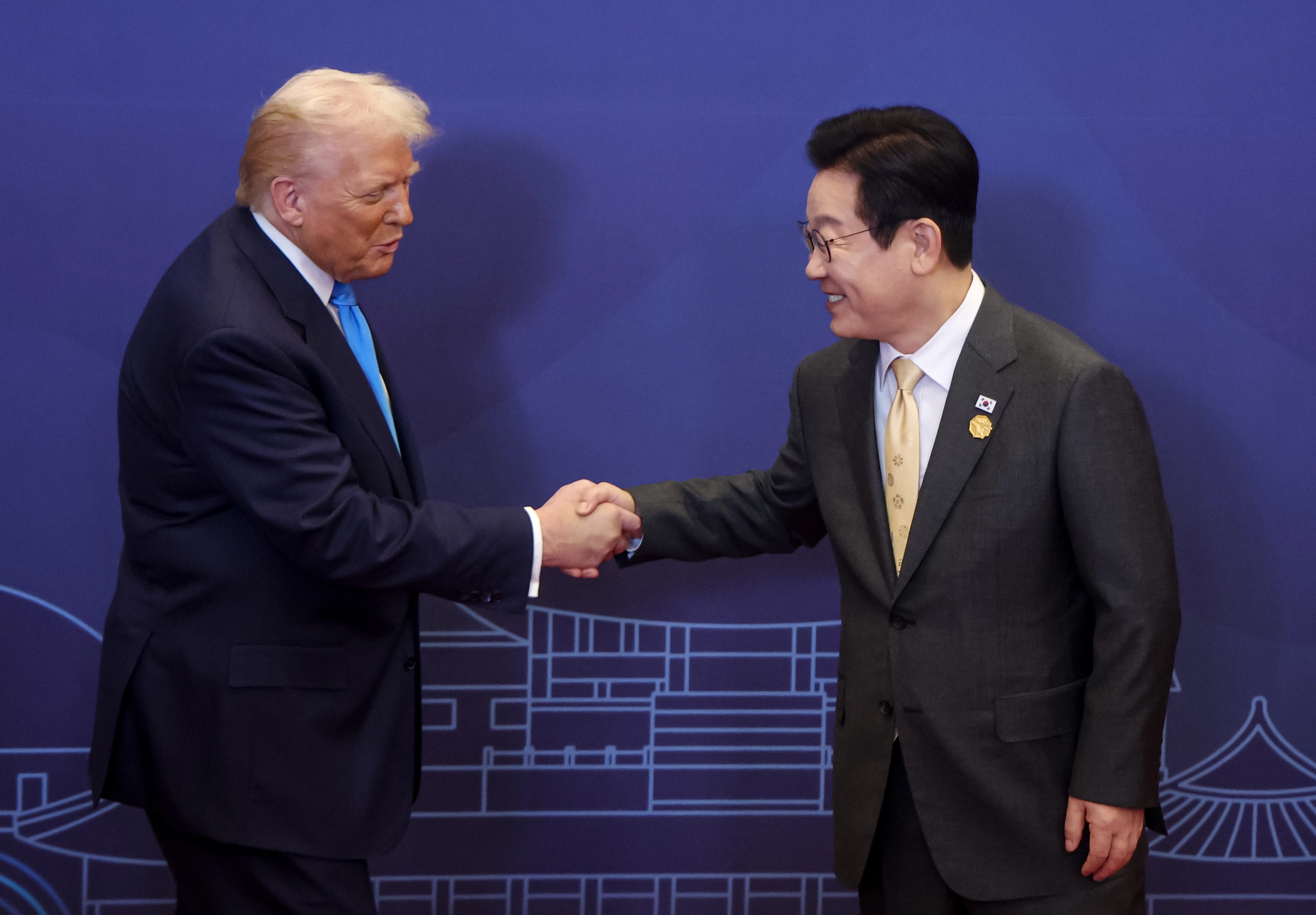 이재명 대통령이 29일 경북 경주 힐튼호텔 그랜드볼룸에서 열린 대통령 주최 정상 특별만찬에 앞서 도널드 트럼프 미국 대통령과 악수하고 있다. 2025.10.29 경주 연합뉴스