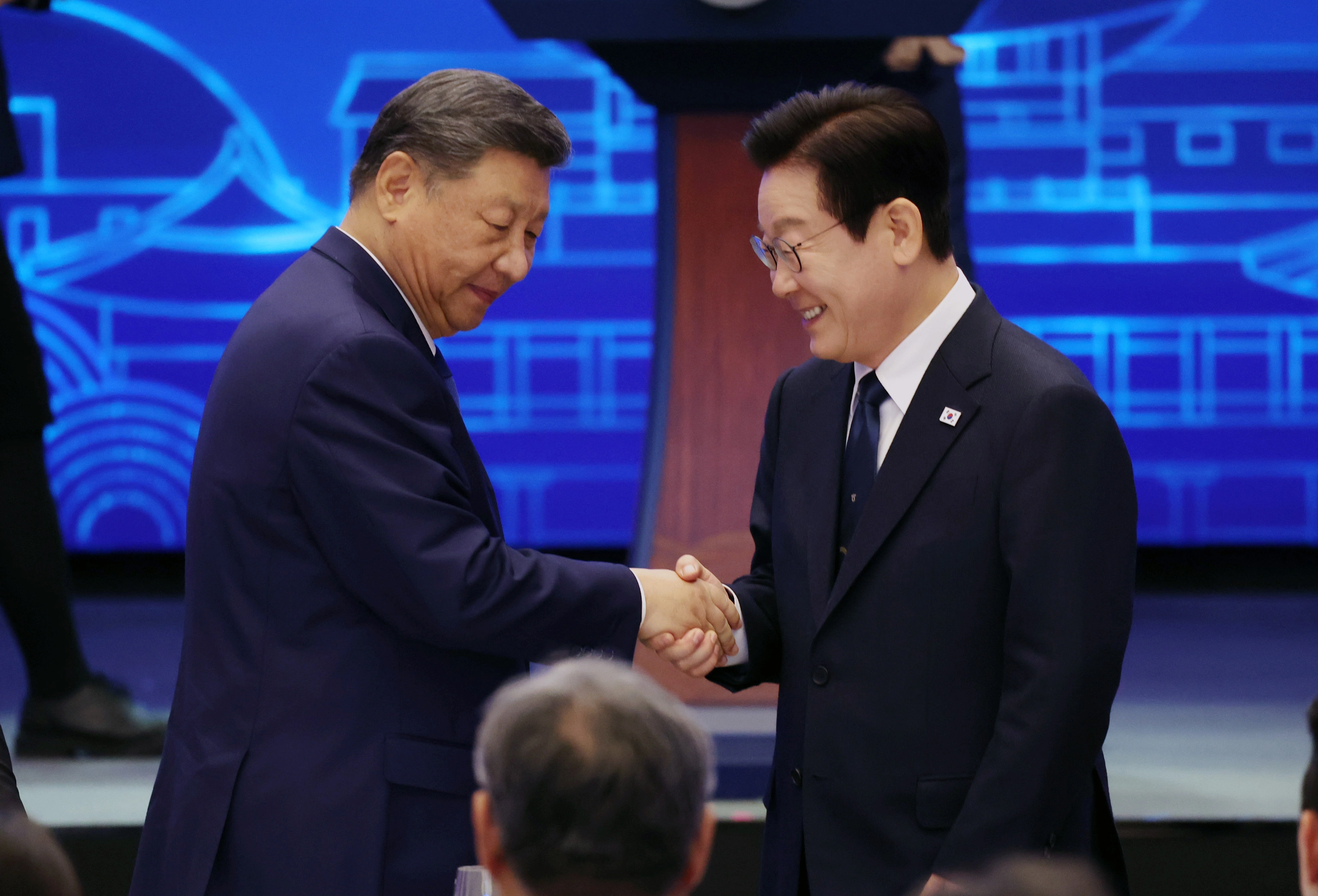 악수하는 한중정상  이재명 대통령이 시진핑 중국 국가주석이 1일 경북 경주 소노캄에서 열린 국빈만찬에서 악수하고 있다. 2025.11.1 연합뉴스
