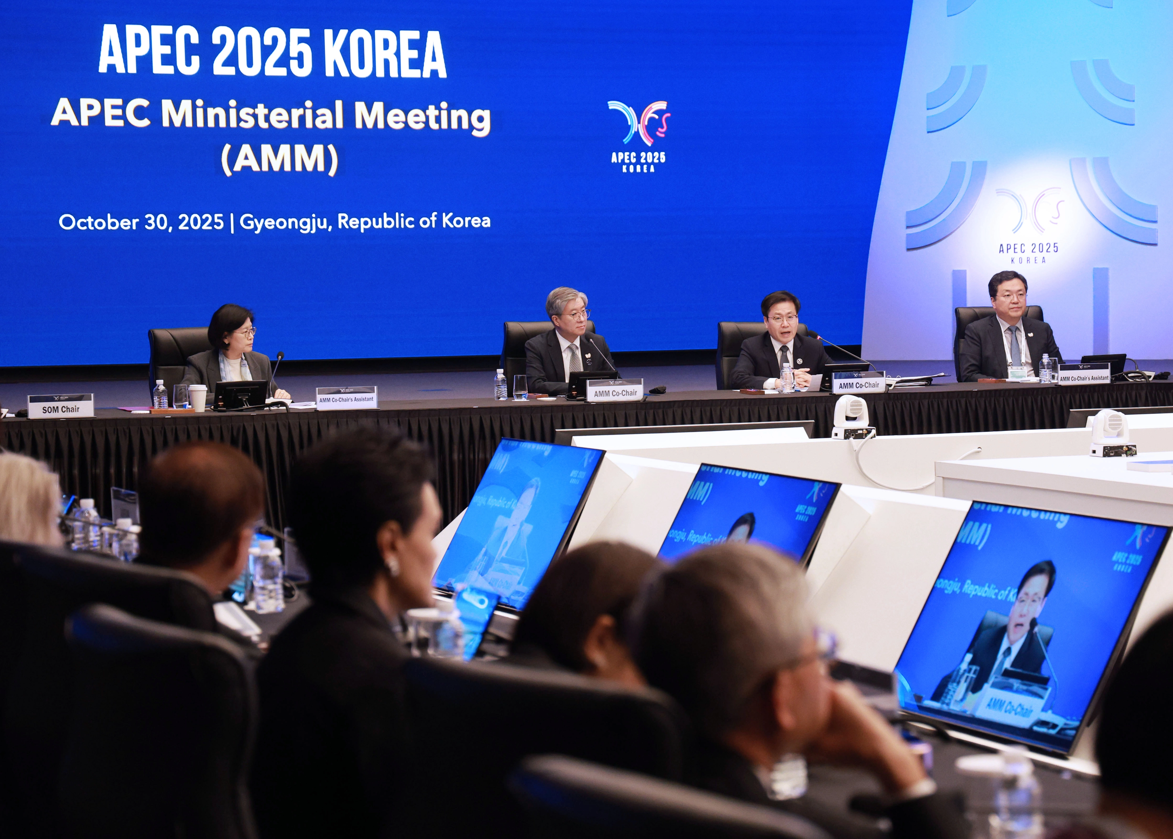 APEC 합동각료회의(AMM) 본회의 개회  여한구 산업통상부 통상교섭본부장이 30일 경주 소노캄에서 열린  APEC 합동각료회의(AMM) 본회의에서 개회사를 하고 있다. 2025.10.30 경주 연합뉴스
